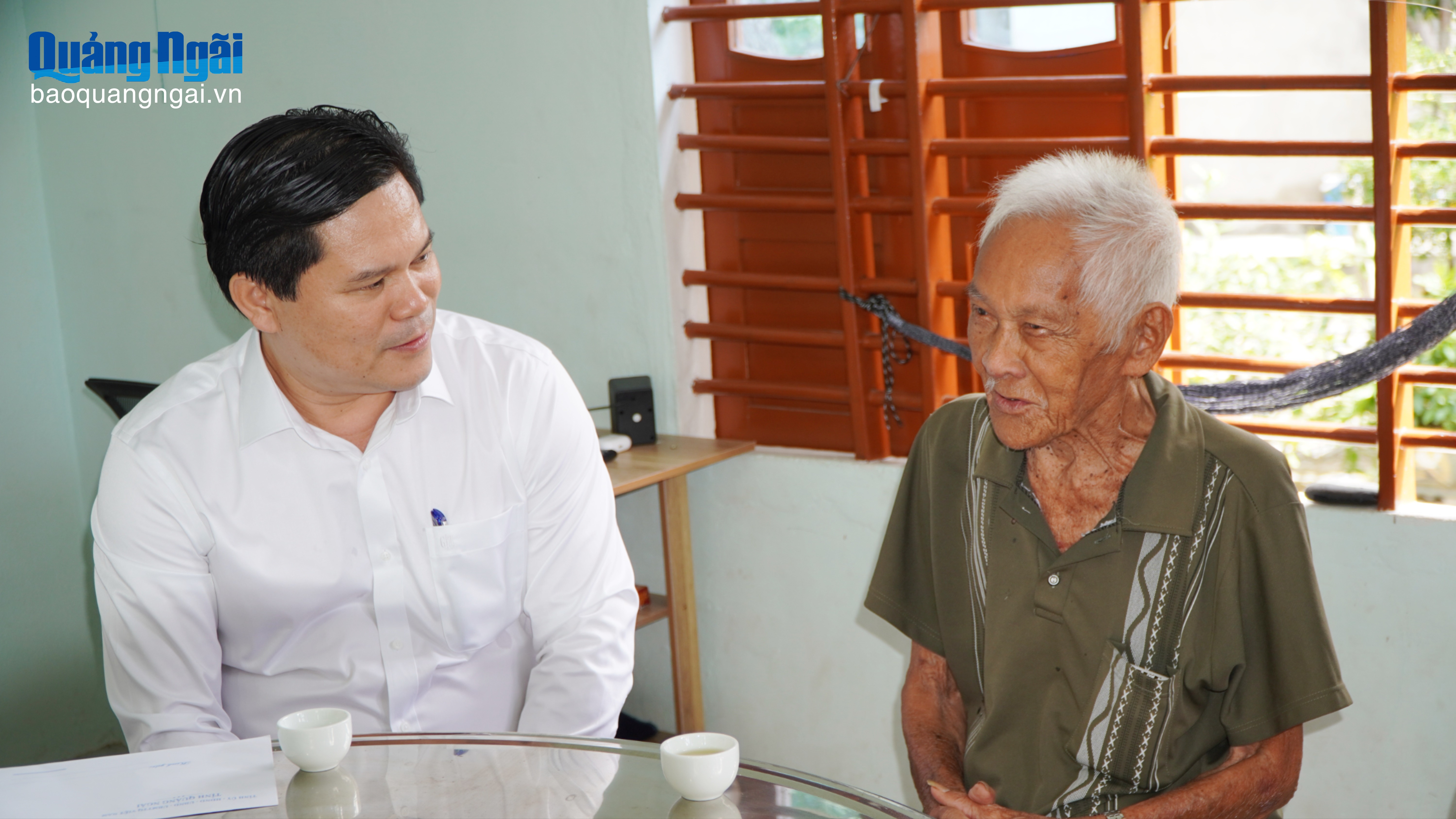 Lãnh đạo tỉnh thăm, tặng quà gia đình người có công