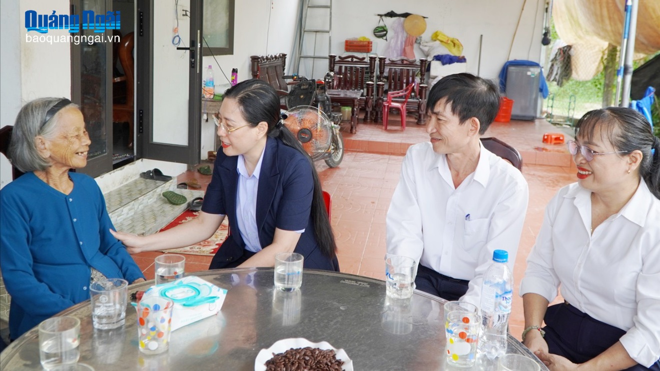 Bí thư Tỉnh ủy Bùi Thị Quỳnh Vân thăm, tặng quà các gia đình có công tiêu biểu