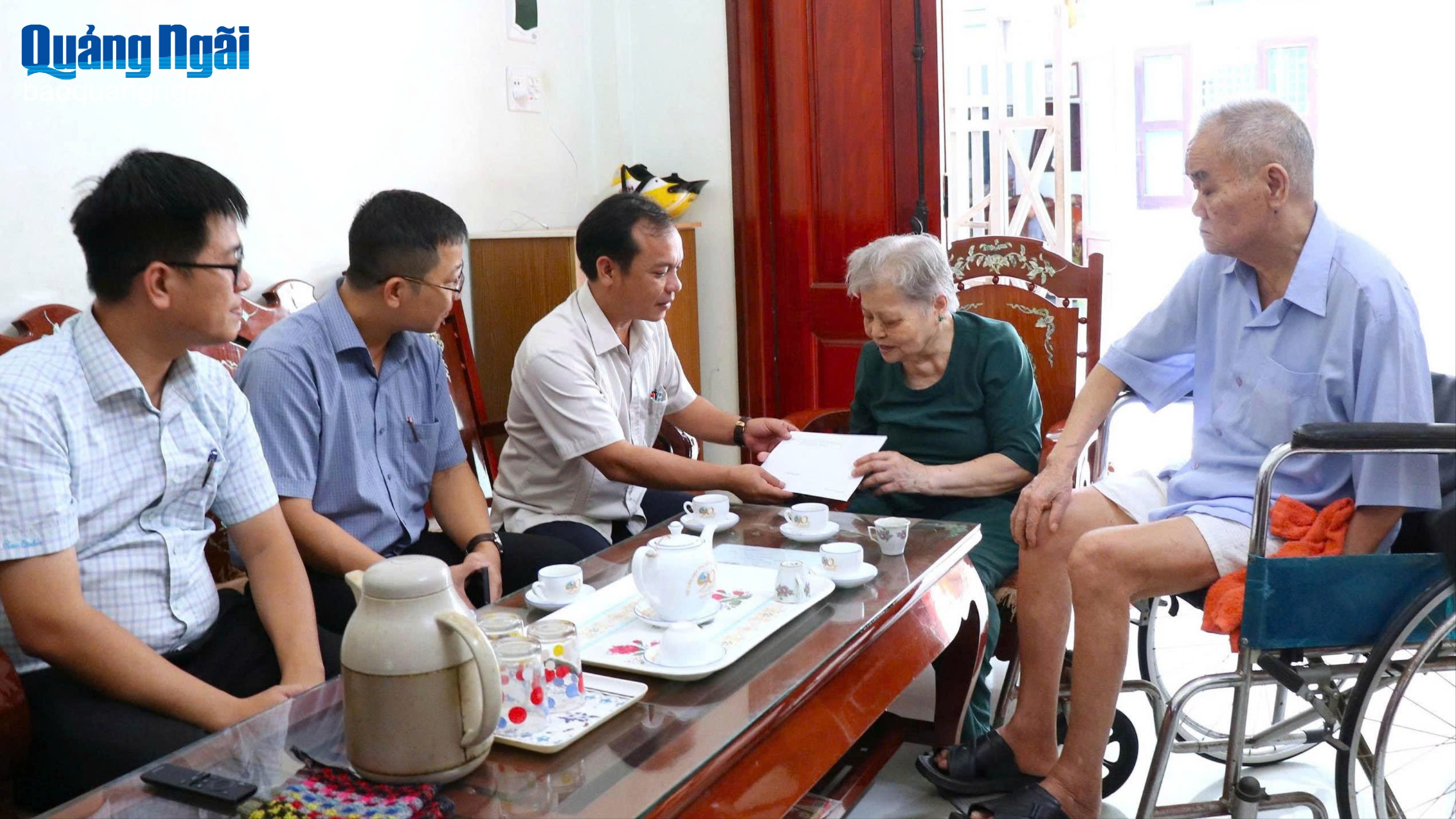 Phó Bí thư Thường trực Tỉnh ủy U Huấn thăm, tặng quà các gia đình có công với cách mạng