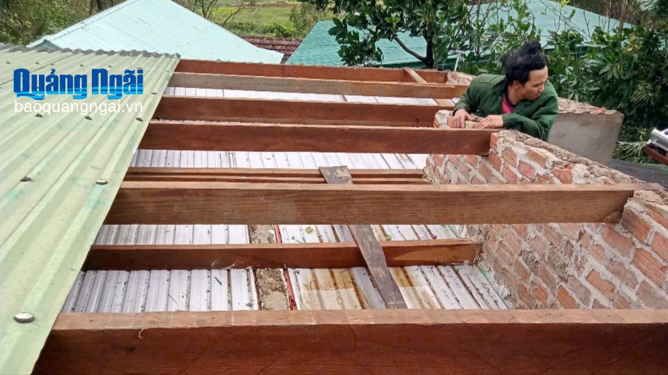 Hàng chục nhà dân bị tốc mái do ảnh hưởng của bão số 3