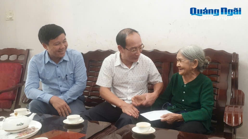 Bí thư Đảng ủy phường Kon Tum Nguyễn Thanh Hà thăm, tặng quà gia đình chính sách