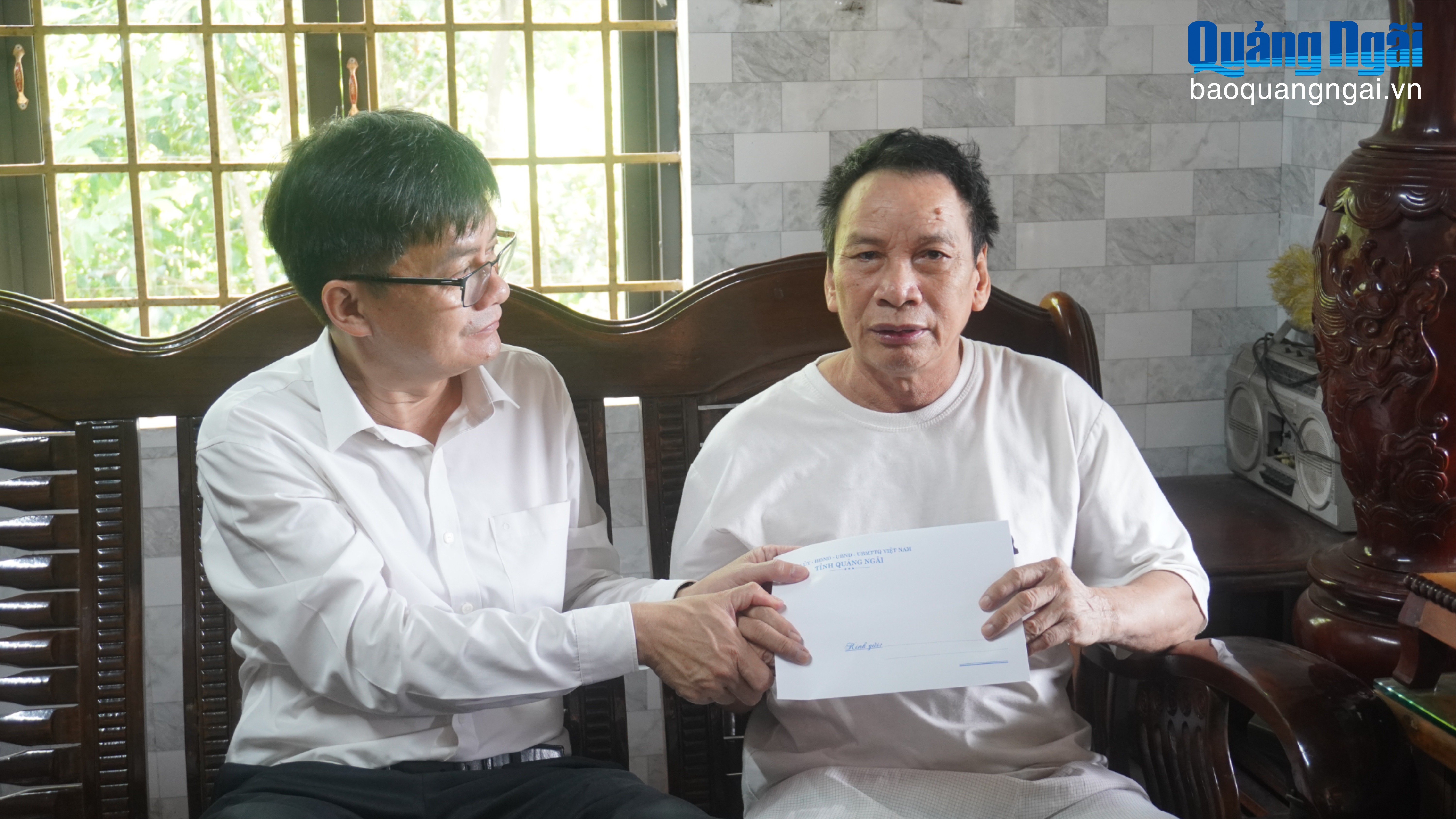 Phó Chủ tịch HĐND tỉnh Nguyễn Thế Hải thăm, tặng quà gia đình người có công với cách mạng ở xã Bình Chương