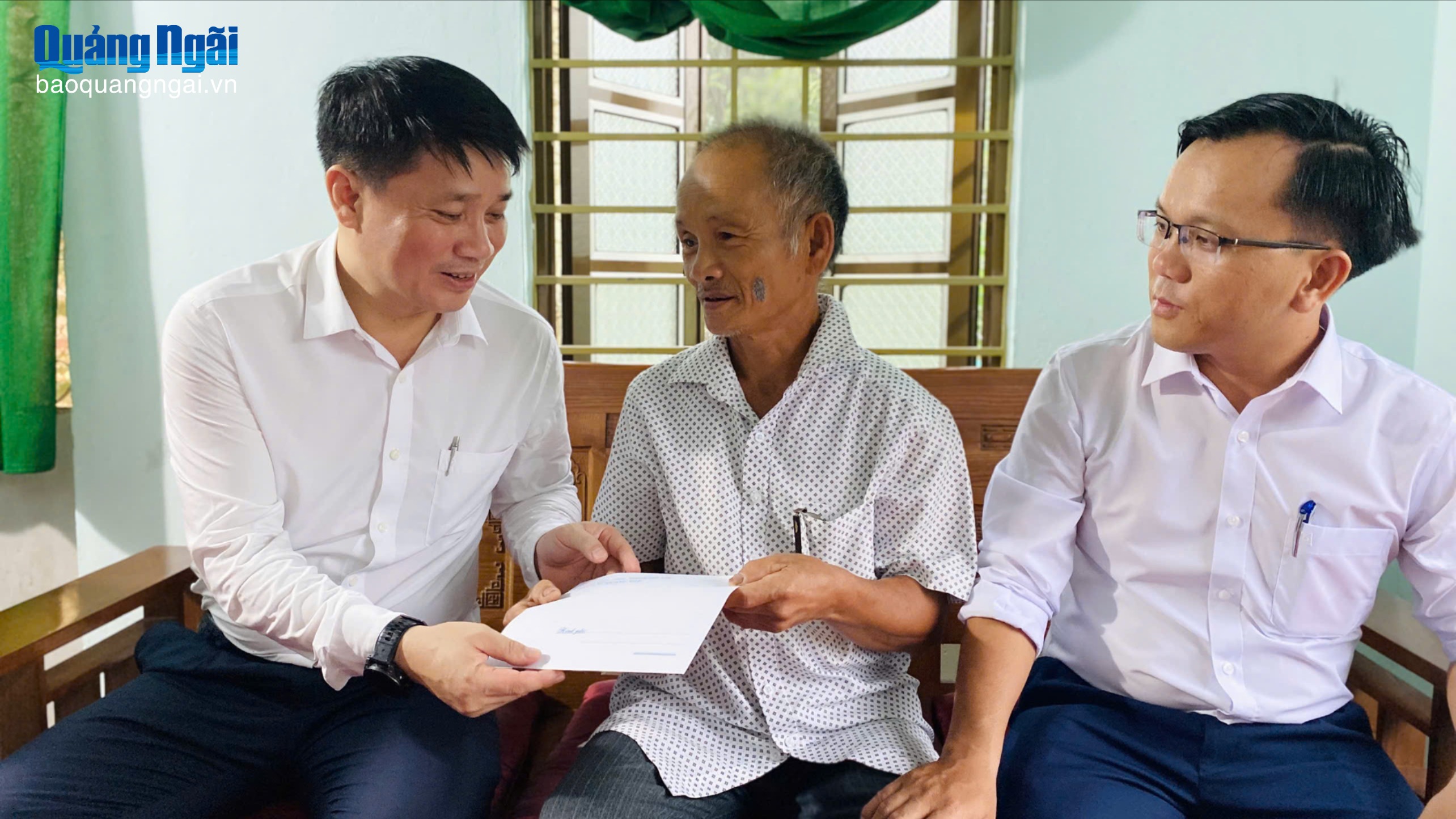 Chủ nhiệm Ủy ban Kiểm tra Tỉnh ủy Huỳnh Quốc Huy thăm, tặng quà người có công ở phường Trà Câu