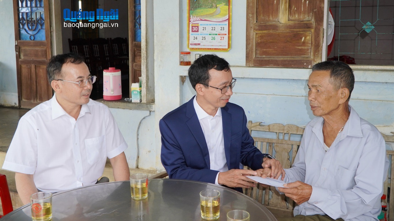 Tổng Biên tập Báo và Phát thanh, Truyền hình Quảng Ngãi Huỳnh Đức Minh thăm, tặng quà người có công cách mạng xã Đăk Ui