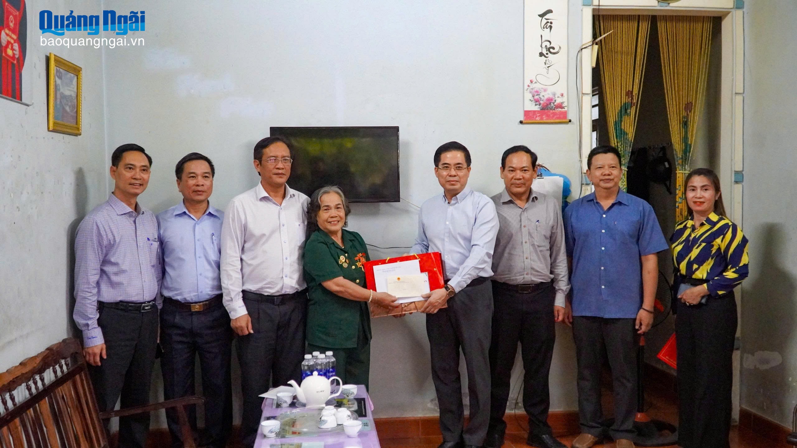 Chủ tịch UBND tỉnh Nguyễn Hoàng Giang thăm, tặng quà gia đình chính sách