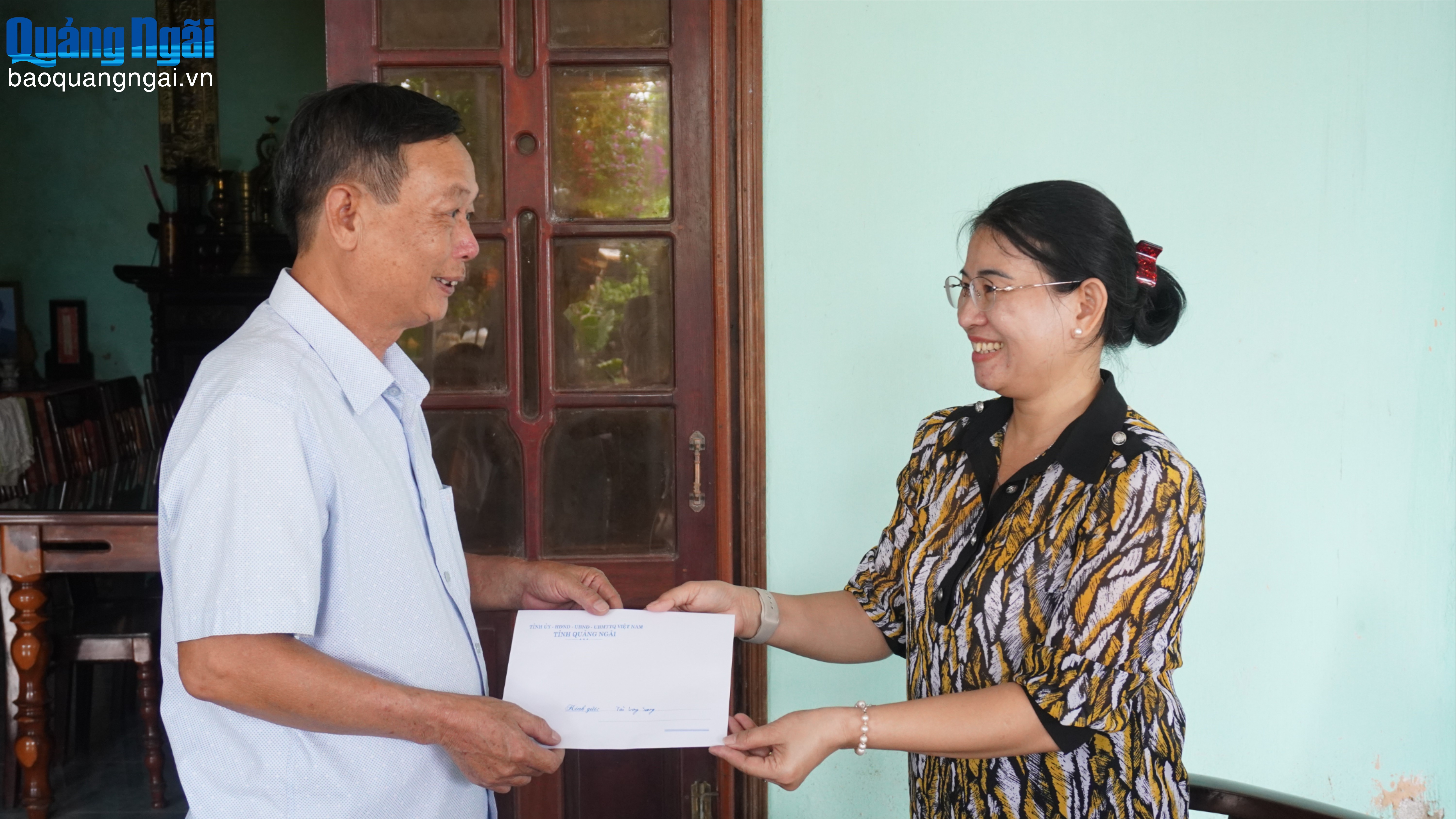 Trưởng ban Nội chính Tỉnh ủy Trương Thị Linh thăm, tặng quà các gia đình có công với cách mạng