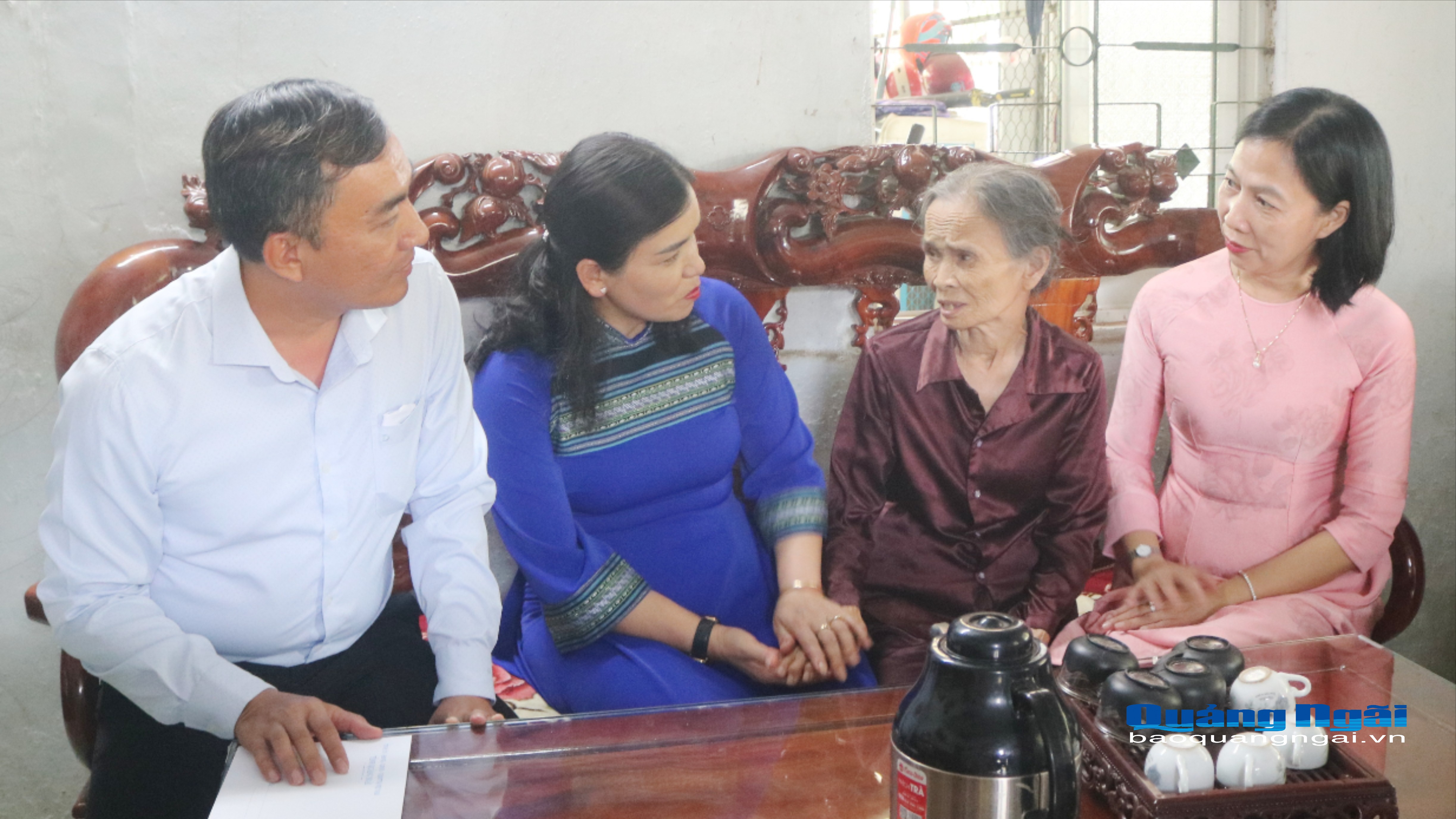 Phó Chủ tịch Thường trực UBND tỉnh Y Ngọc thăm, tặng quà gia đình người có công ở xã Nghĩa Giang