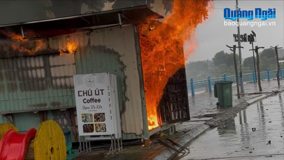 Cháy quán cà phê ven sông Đăk Bla