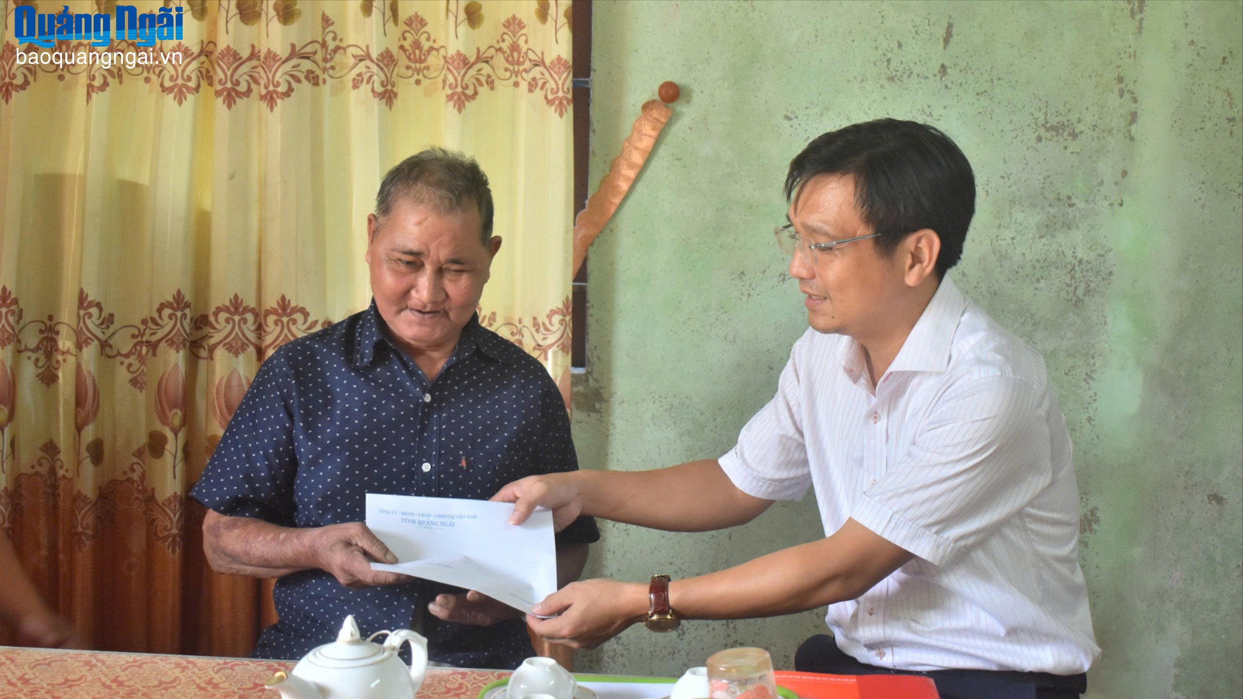 Phó Chủ nhiệm Thường trực Ủy ban Kiểm tra Tỉnh ủy Mai Văn Hữu thăm, tặng quà cho gia đình người có công với cách mạng