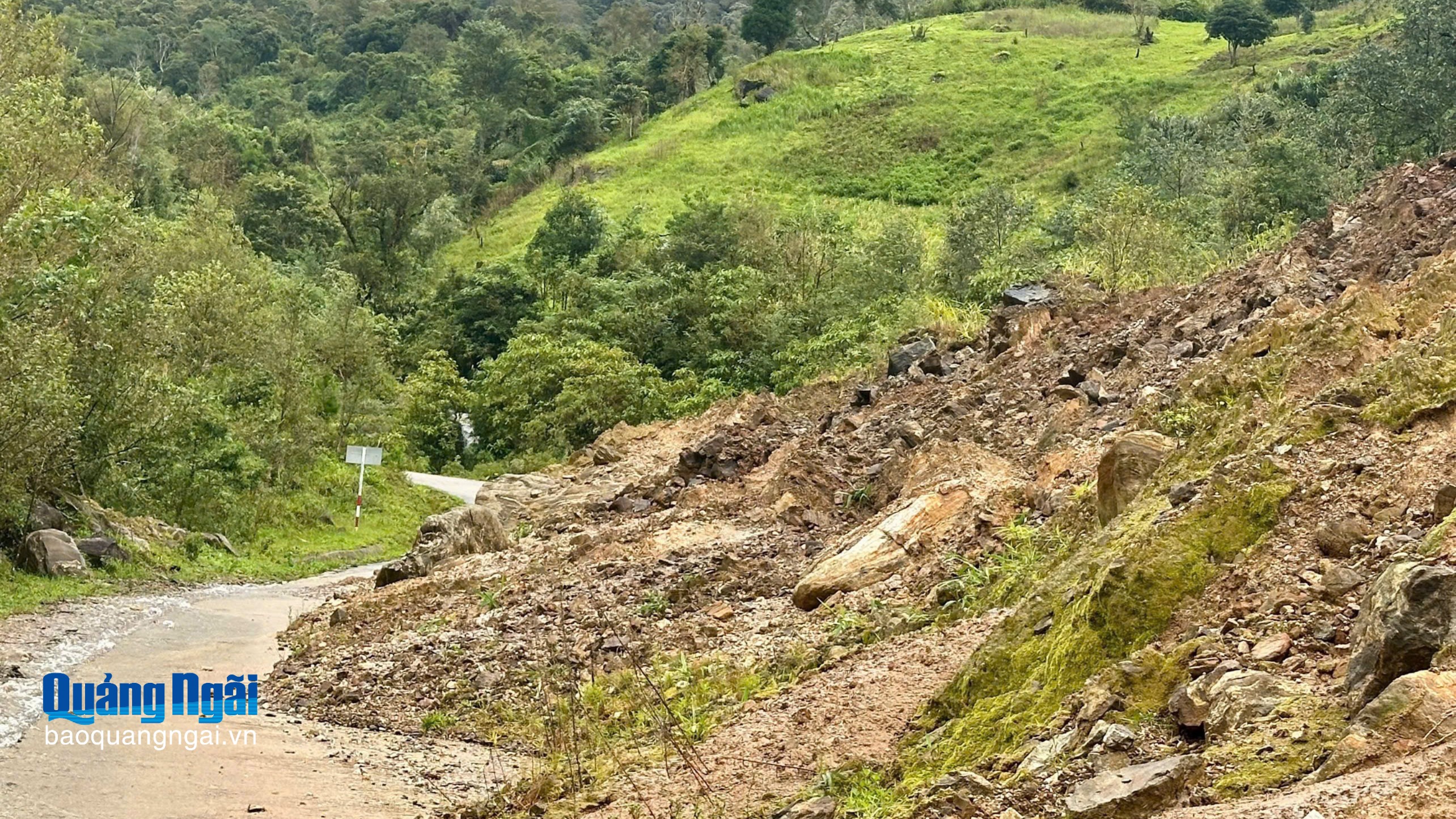 Sạt lở núi tuyến Tỉnh lộ 672 đoạn qua xã Ngọc Linh - Măng Ri