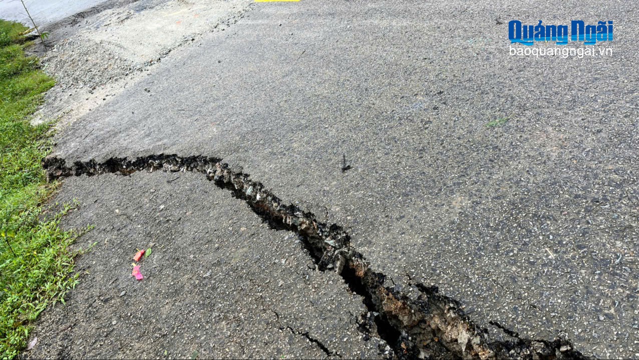 Nhiều tuyến đường ở 2 xã Măng Ri, Tu Mơ Rông bị sụt lún