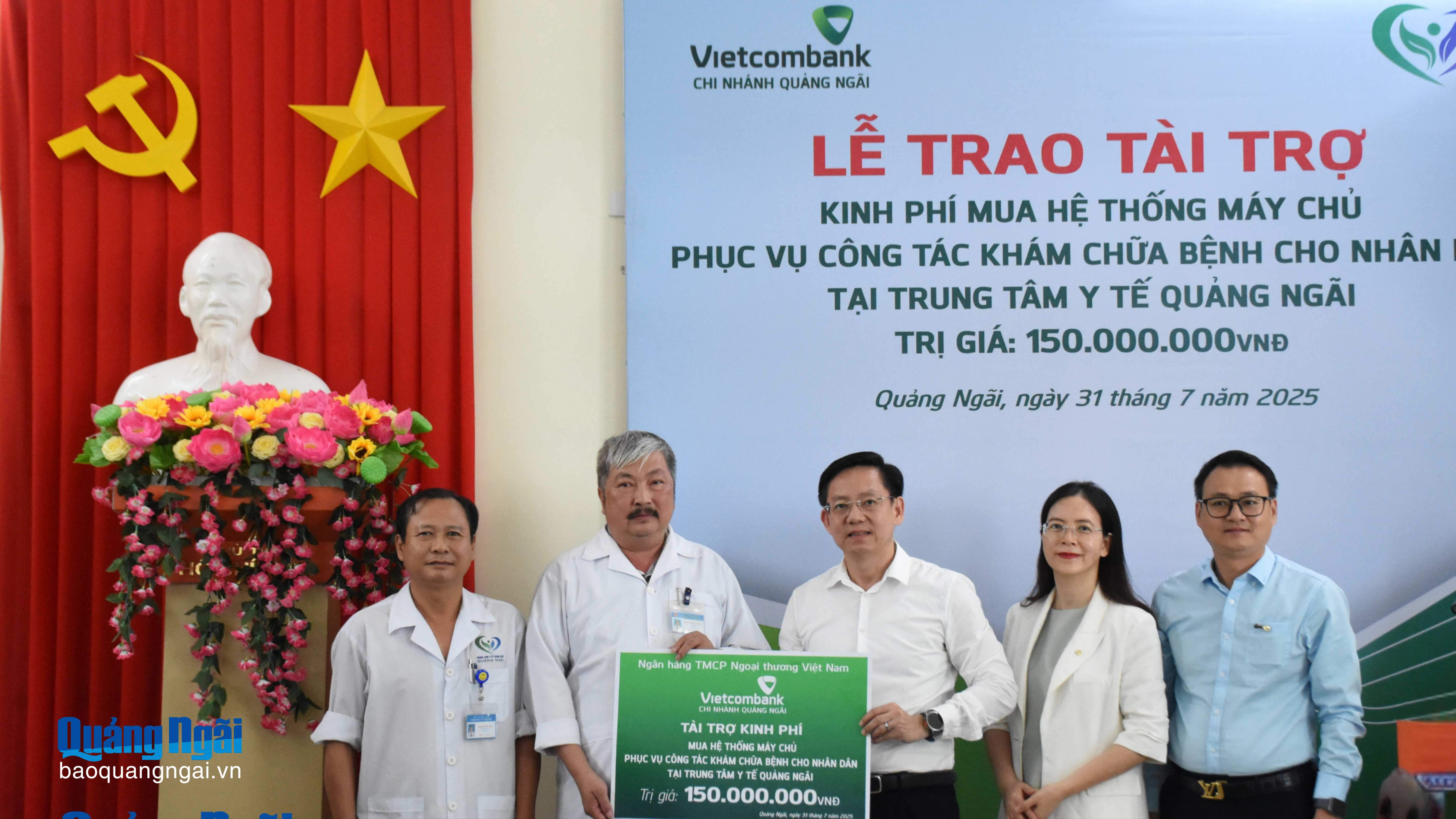 Vietcombank Quảng Ngãi tài trợ kinh phí đầu tư hệ thống máy chủ cho Trung tâm Y tế Quảng Ngãi