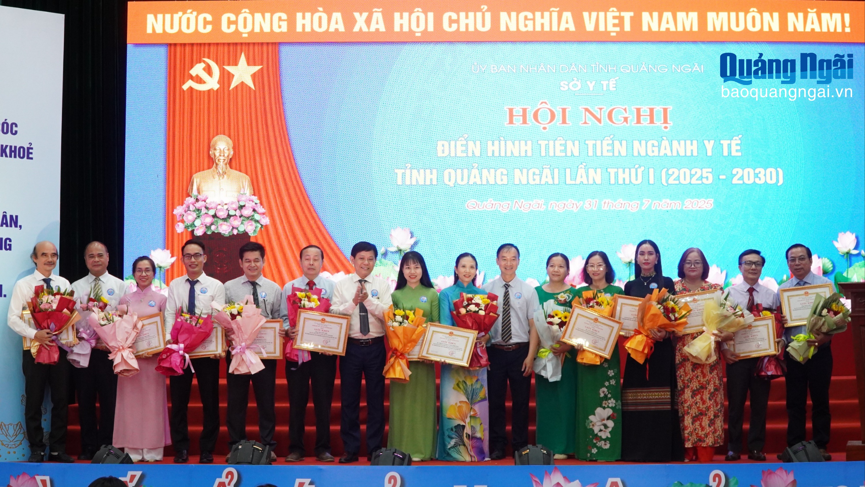Đẩy mạnh các phong trào thi đua yêu nước gắn với nhiệm vụ chuyên môn