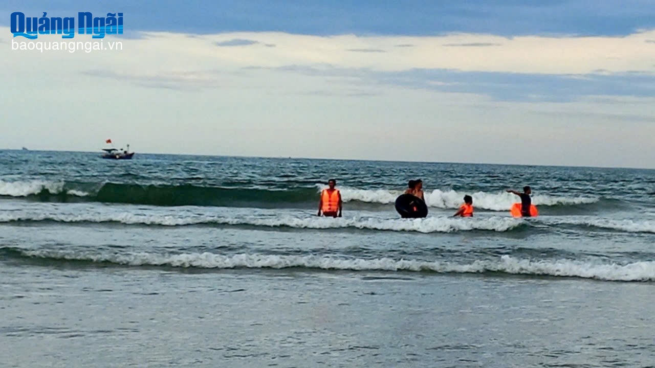 Cứu kịp thời 2 mẹ con gặp nạn khi tắm biển Mỹ Khê