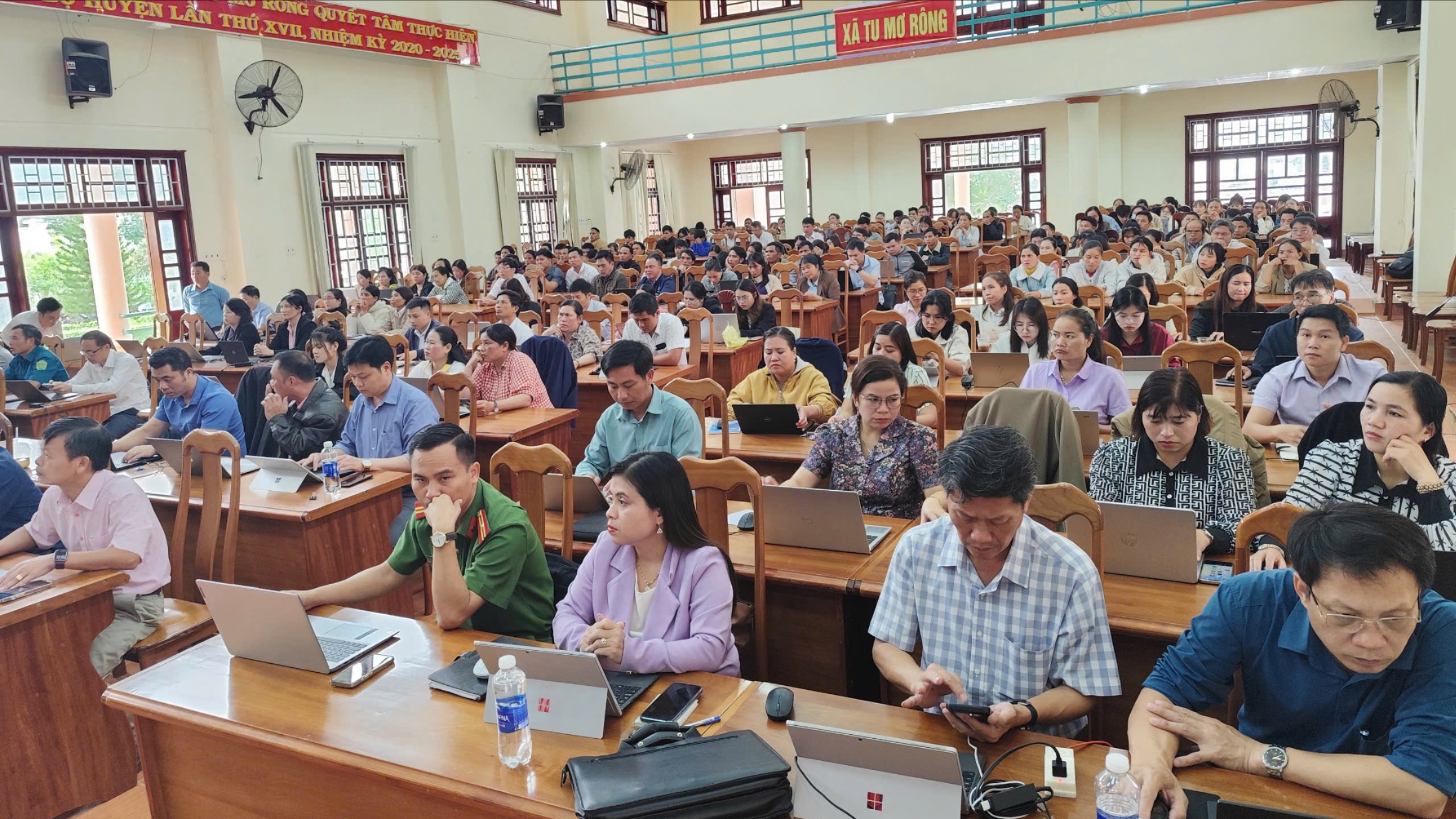 Xã Tu Mơ Rông tập huấn ứng dụng AI cho cán bộ cơ sở