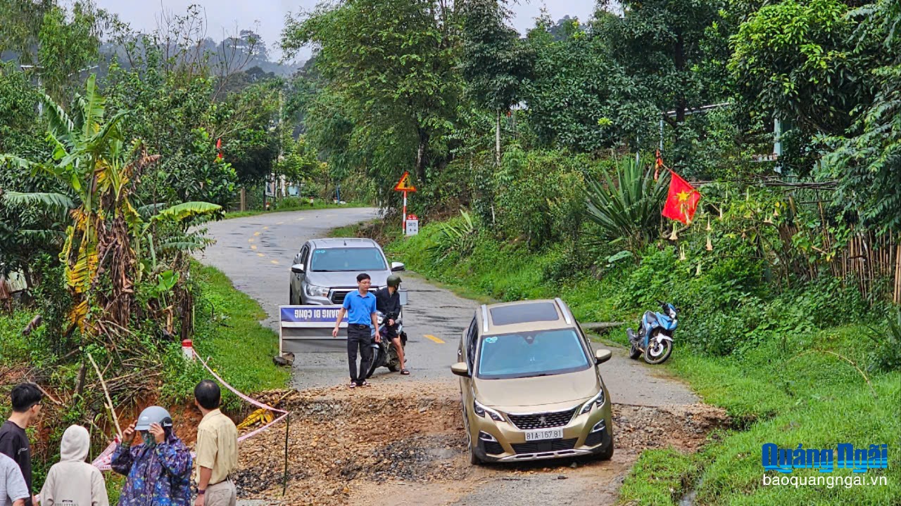 Quốc lộ 40B qua xã Tu Mơ Rông bị sụt lún hơn 20m mặt đường
