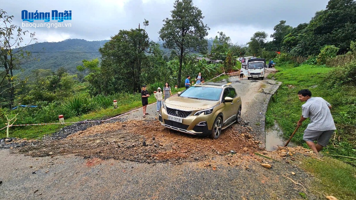 Đề nghị bố trí kinh phí khắc phục những tuyến đường hư hỏng do mưa bão