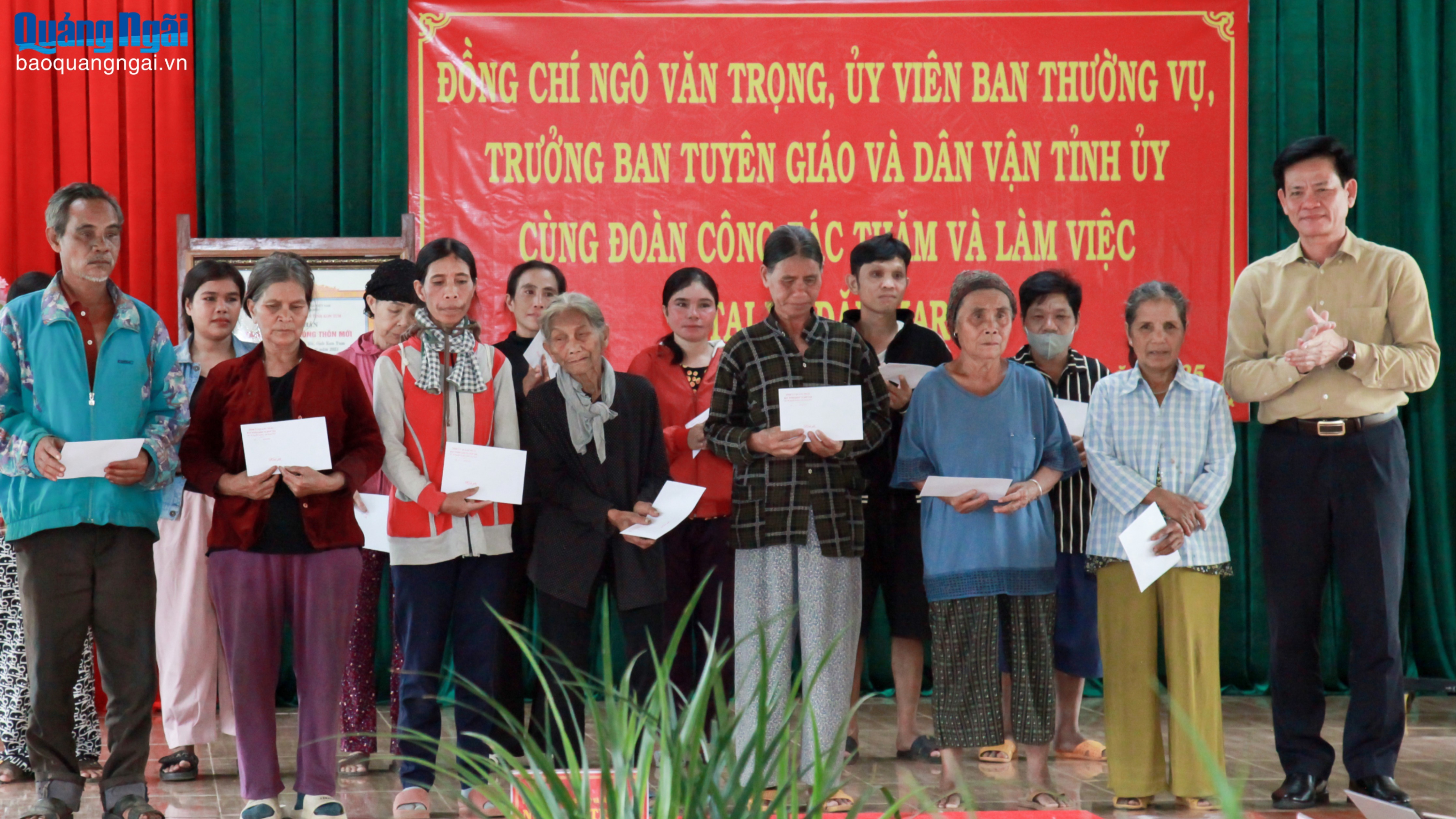 Trưởng ban Tuyên giáo và Dân vận Tỉnh ủy Ngô Văn Trọng thăm và làm việc tại xã Đăk Mar