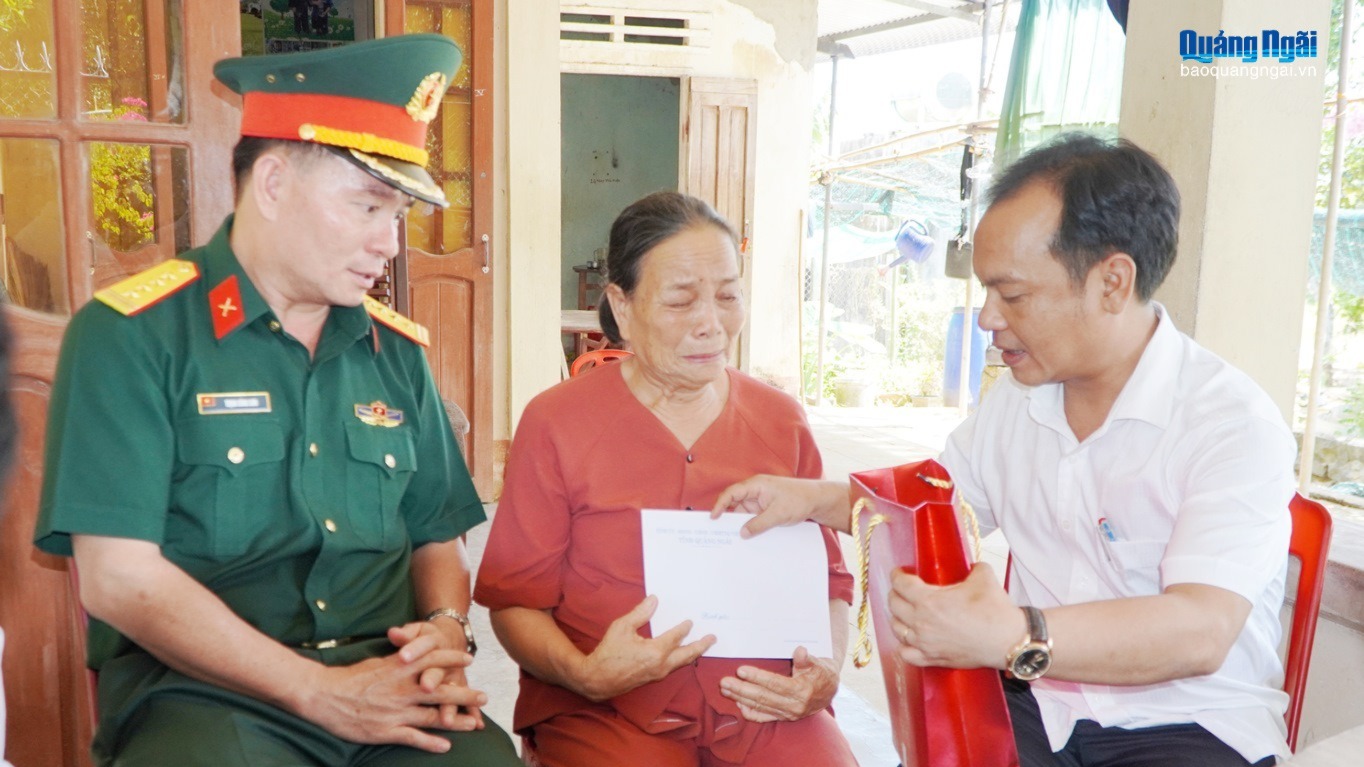 Phó Bí thư Thường trực Tỉnh ủy U Huấn thăm gia đình người có công cách mạng