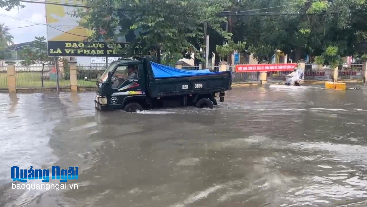 Nhiều tuyến đường ở phường Kon Tum tiếp tục ngập nặng sau mưa