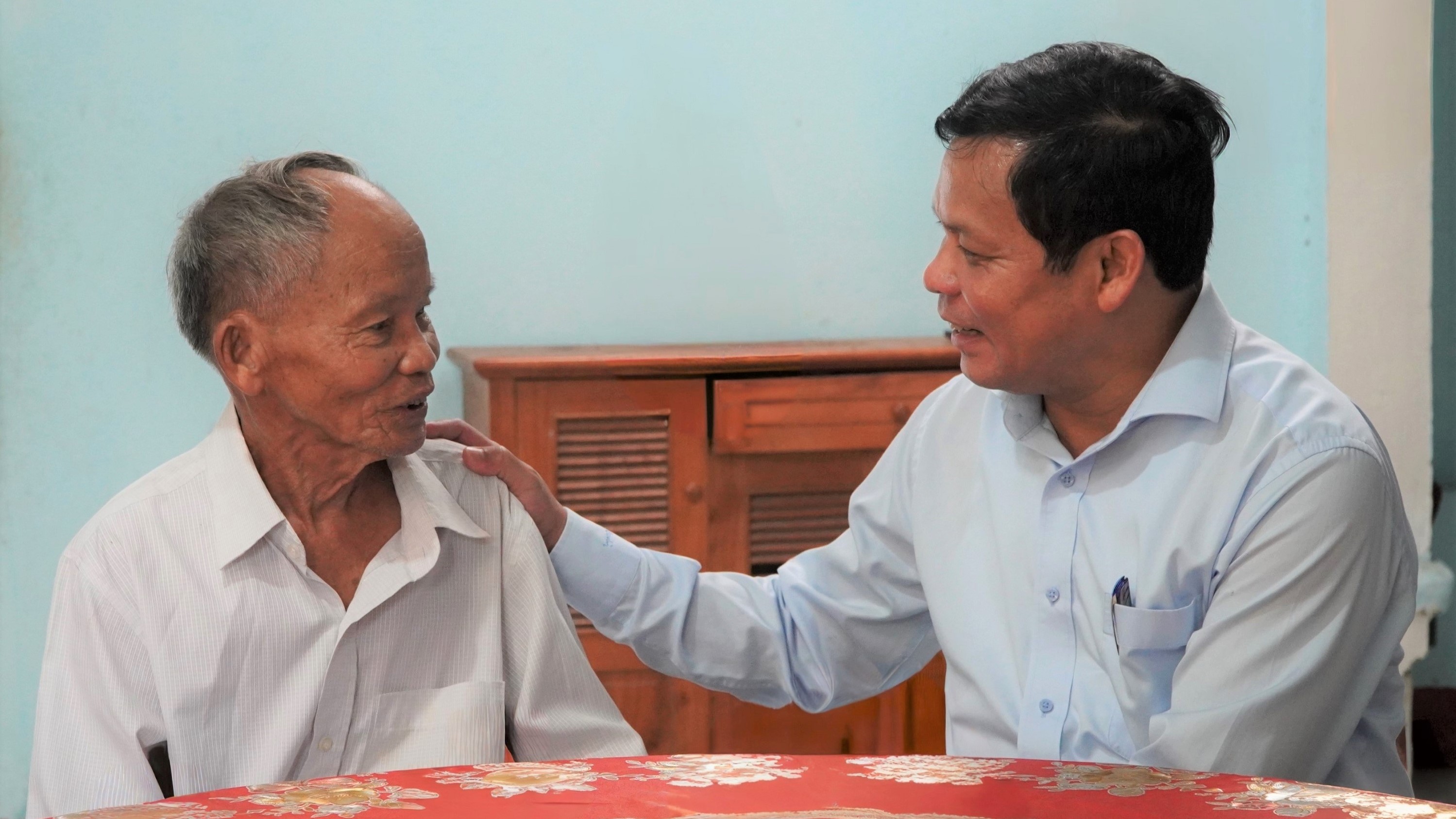 Phó Bí thư Tỉnh ủy, Chủ tịch HĐND tỉnh Nguyễn Đức Tuy thăm hỏi, tặng quà gia đình có công ở xã Vạn Tường