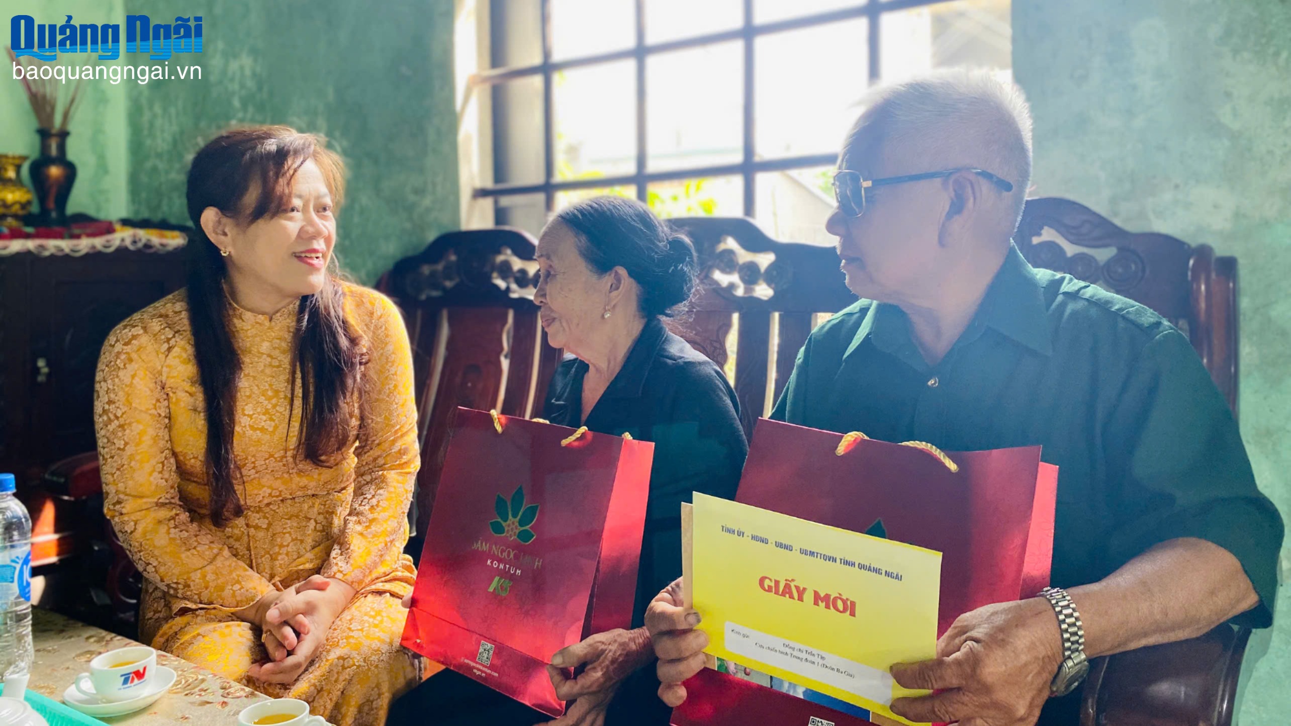 Phó Chủ tịch Thường trực Ủy ban MTTQ Việt Nam tỉnh Y Thị Bích Thọ thăm, tặng quà người có công ở xã Bình Sơn