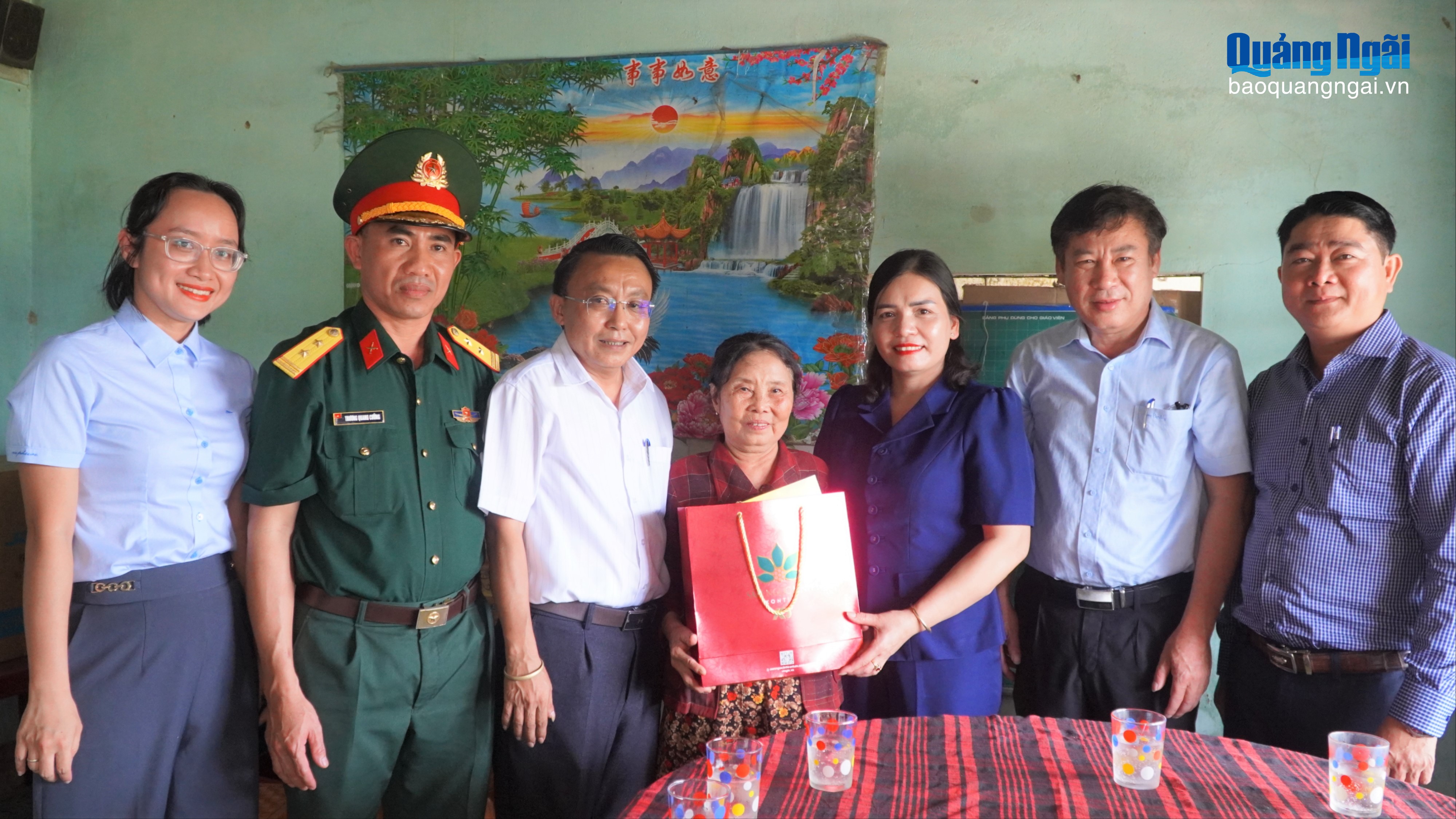 Phó Chủ tịch Thường trực UBND tỉnh Y Ngọc thăm, tặng quà người có công tại xã Bình Sơn