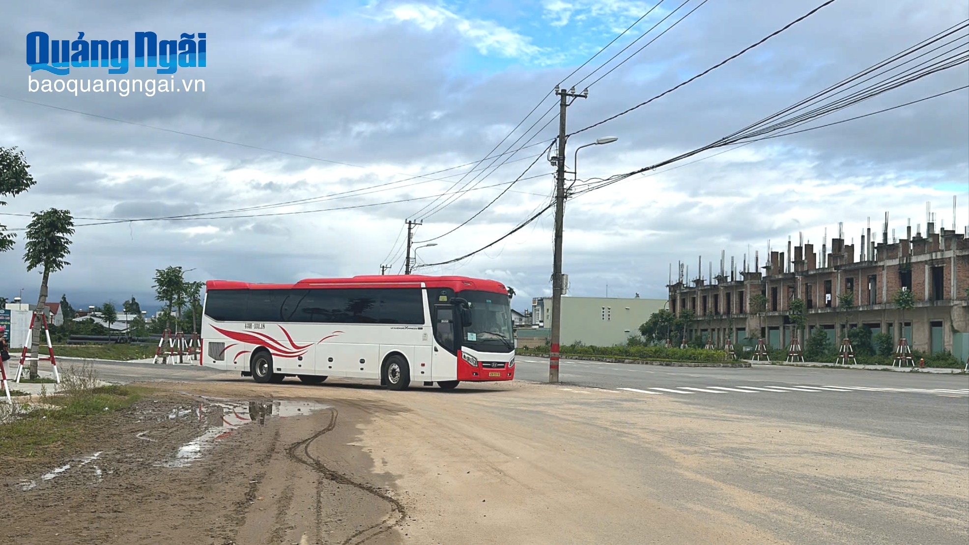 Trụ điện “mọc” giữa đường