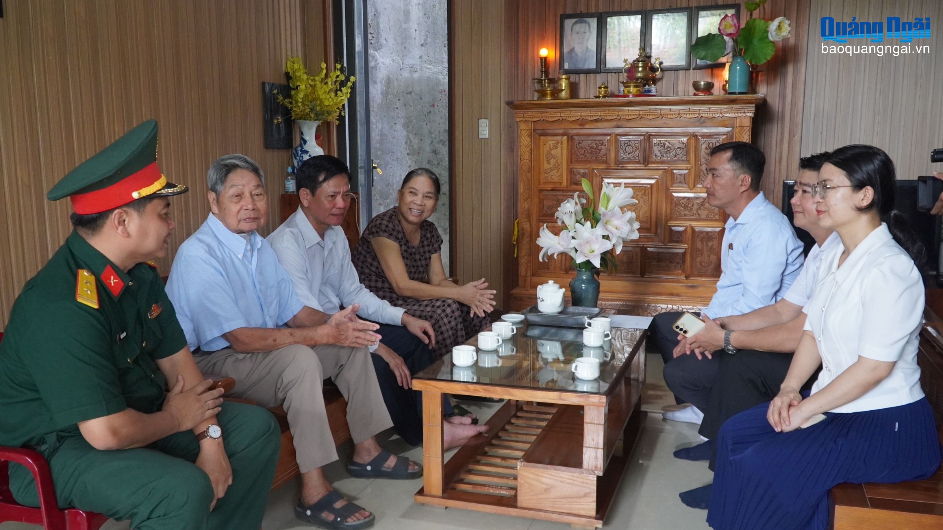 Trưởng ban Tuyên giáo và Dân vận Tỉnh ủy Ngô Văn Trọng thăm, tặng quà gia đình có công tại xã Bình Sơn