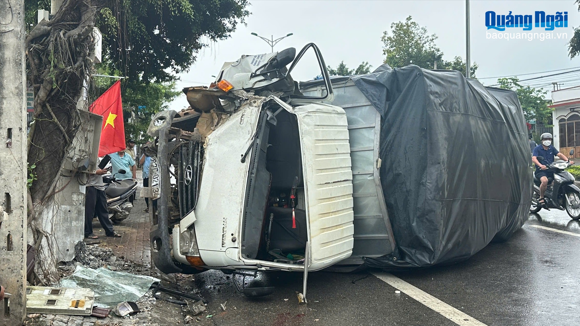 Xe tải tông vào trụ điện, bị lật chắn ngang đường