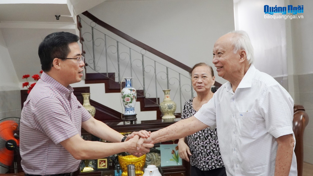 Chủ tịch UBND tỉnh Nguyễn Hoàng Giang thăm, tặng quà các đồng chí nguyên lãnh đạo tỉnh