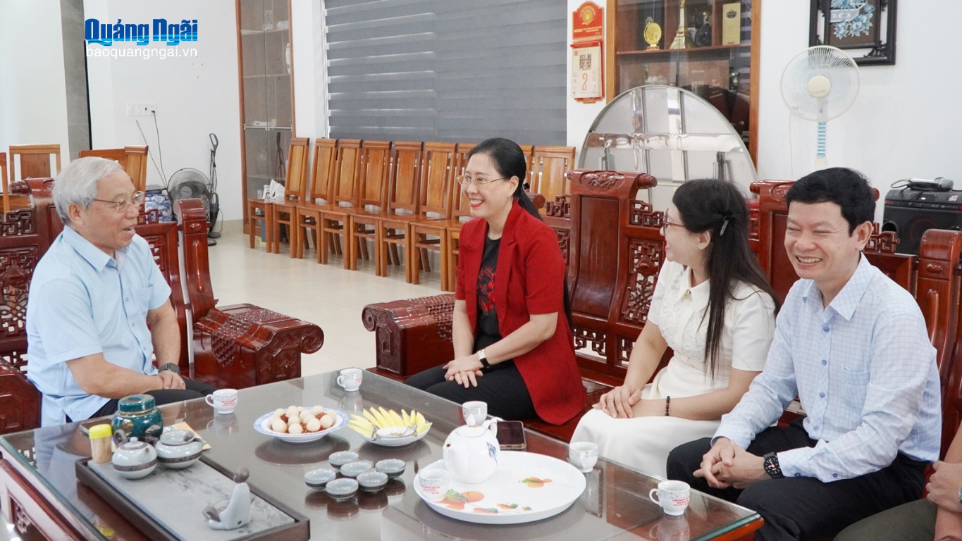 Bí thư Tỉnh ủy Bùi Thị Quỳnh Vân thăm, tặng quà các đồng chí nguyên lãnh đạo tỉnh