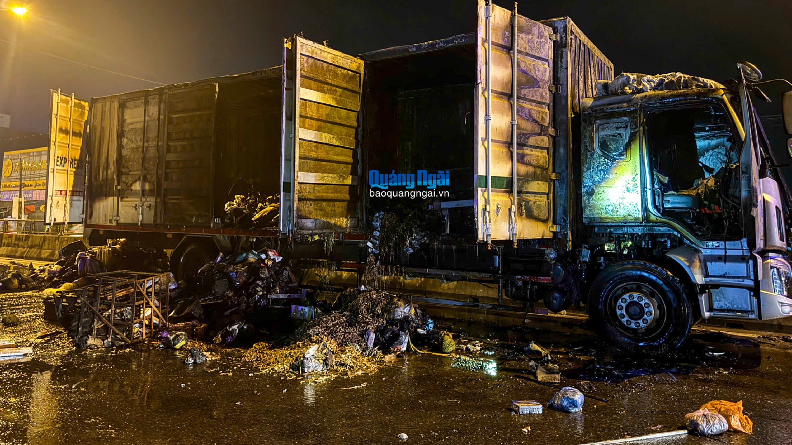 Ô tô tải chở hàng bưu phẩm cháy rụi trên Quốc lộ 1