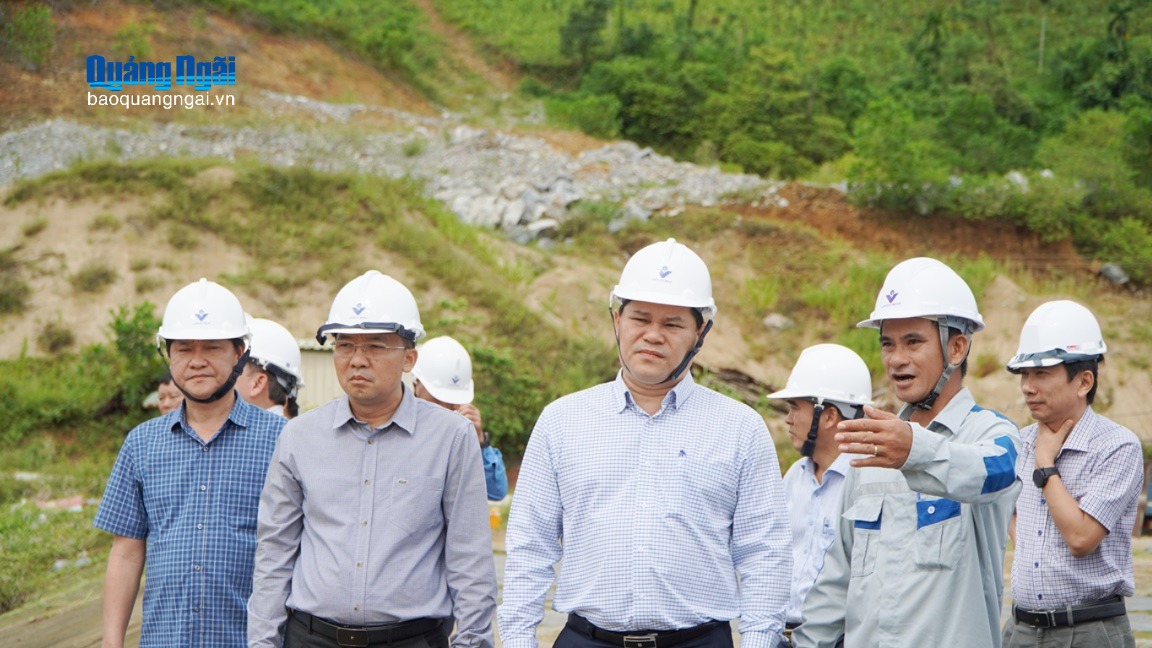 Phó Chủ tịch UBND tỉnh Trần Phước Hiền kiểm tra dự án Thủy điện Trà Khúc 1