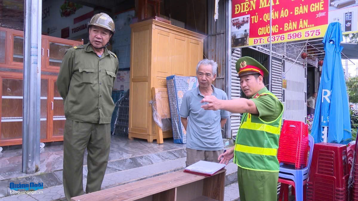 Công an xã Đăk Hà chấn chỉnh tình trạng lấn chiếm vỉa hè, lòng lề đường