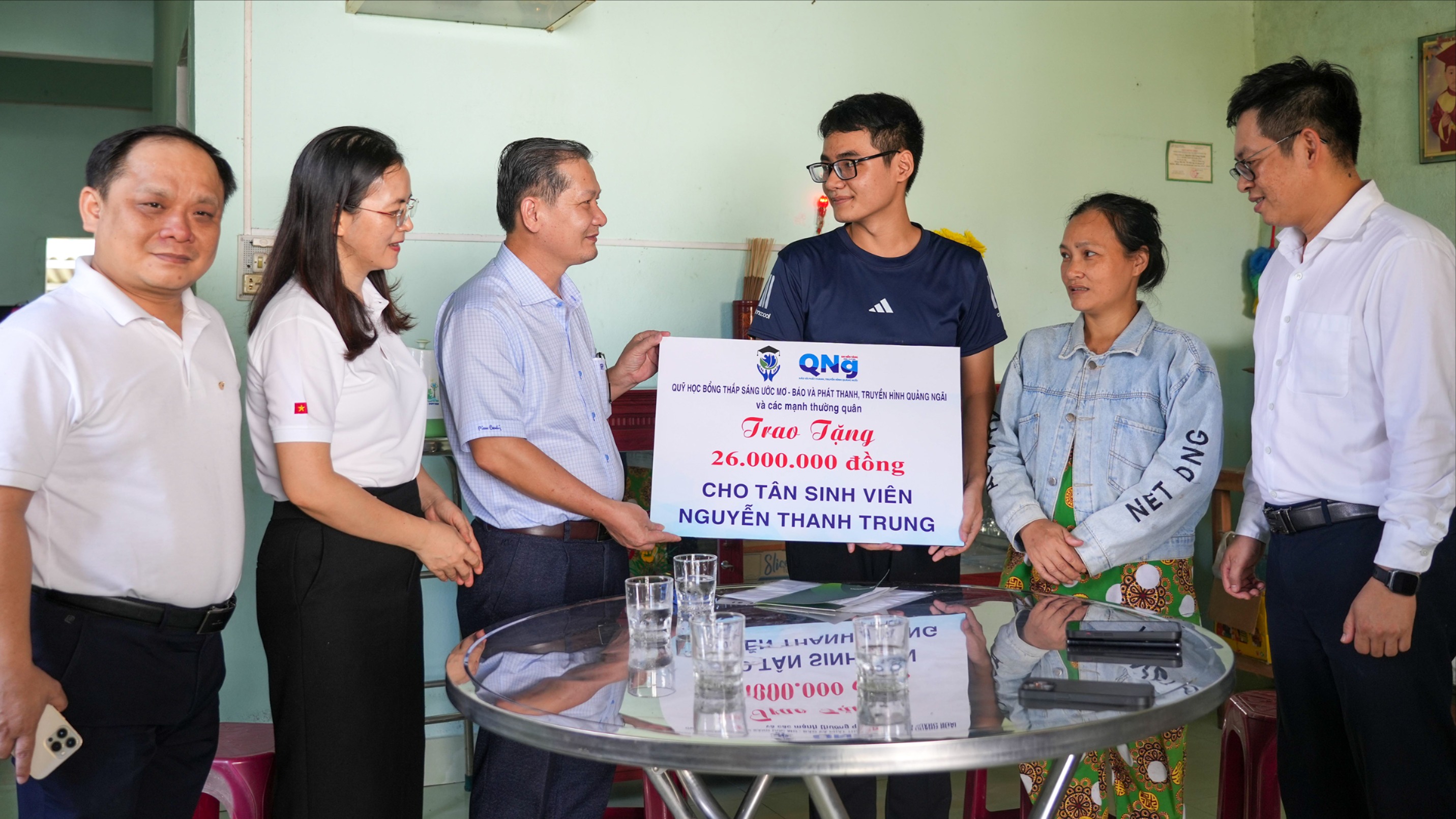 Quỹ học bổng Thắp sáng ước mơ trao học bổng cho tân sinh viên nghèo, vượt khó