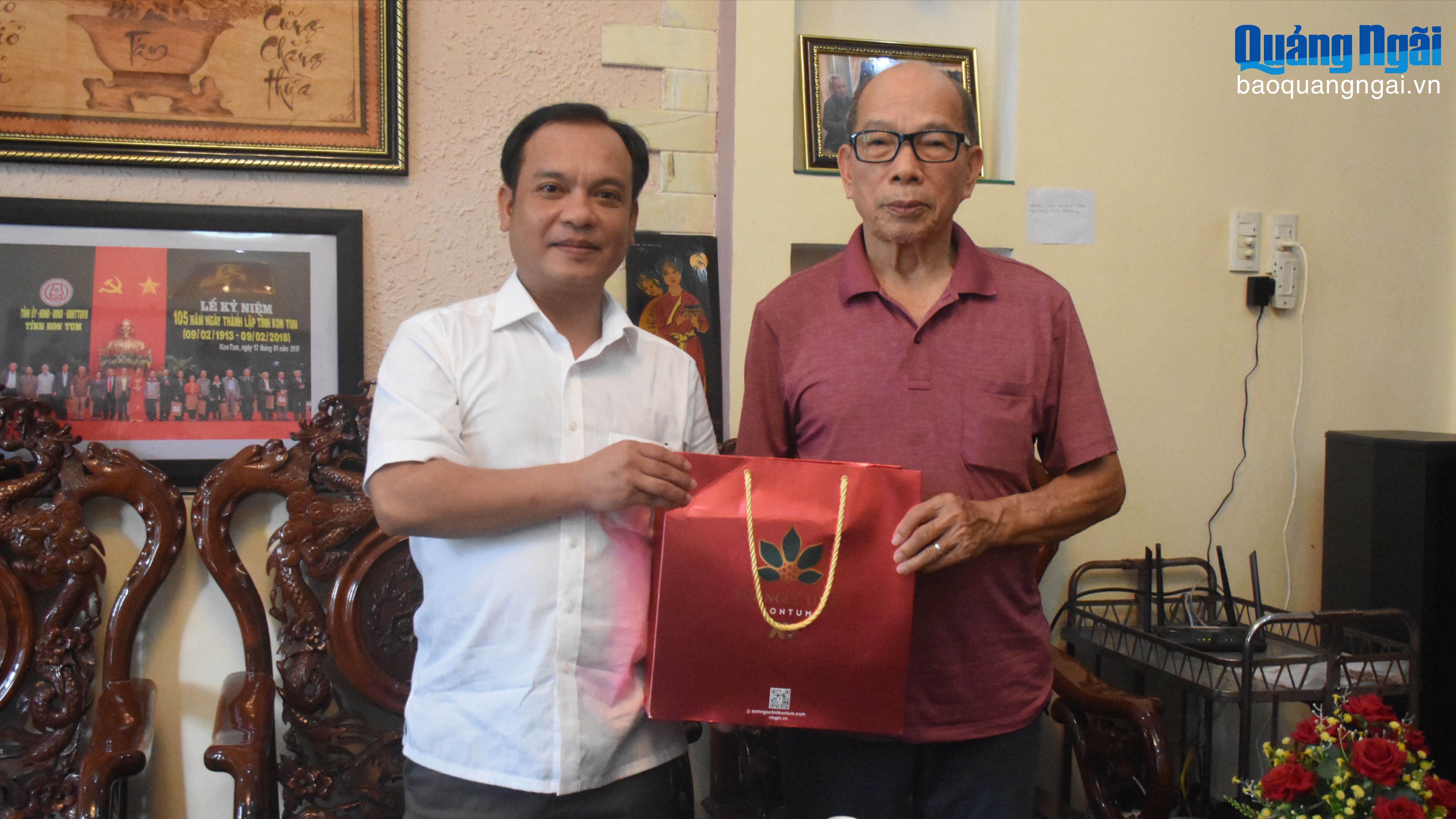 Phó Bí thư Thường trực Tỉnh ủy U Huấn thăm, tặng quà nguyên lãnh đạo tỉnh