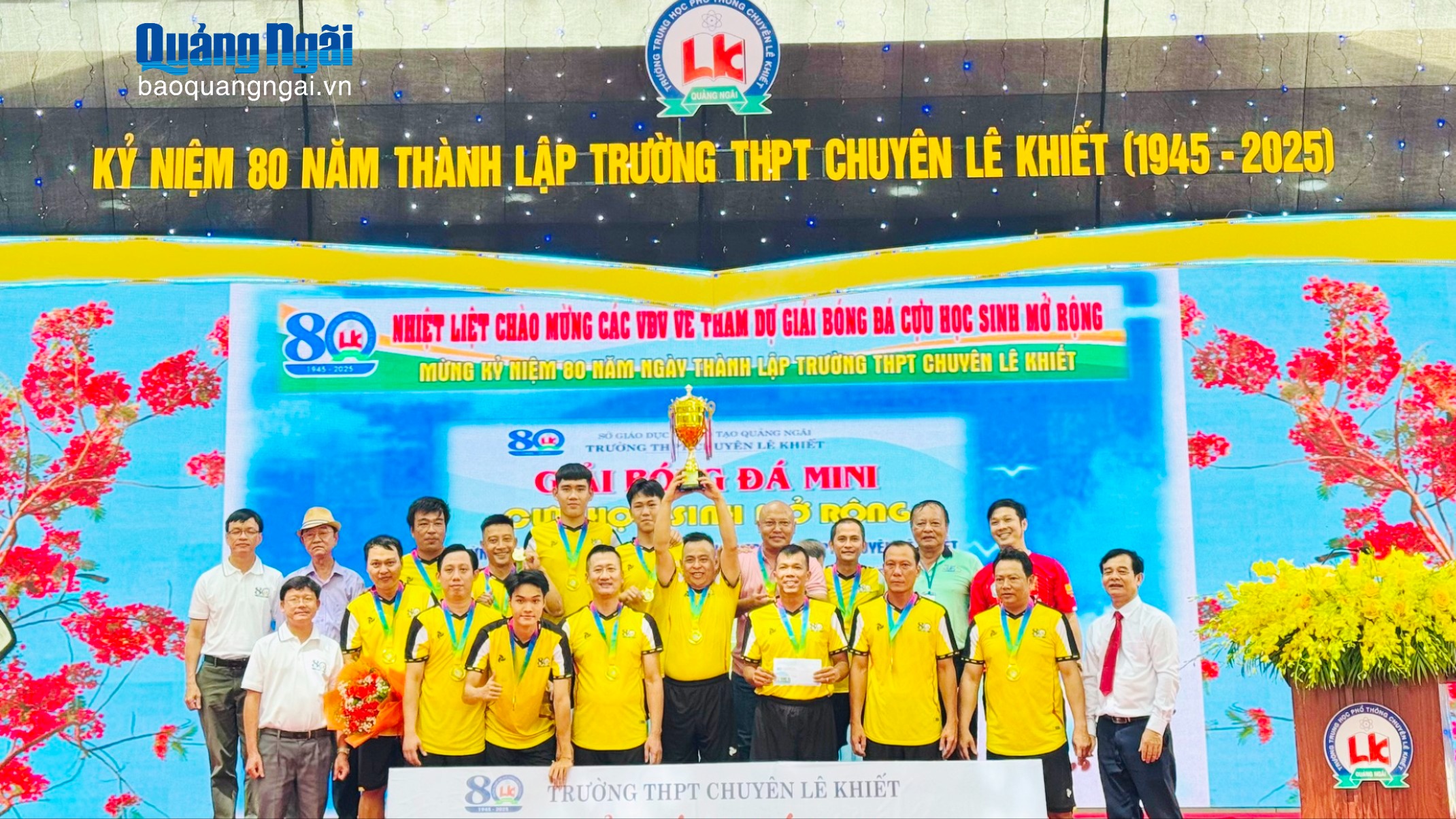 Trường THPT Chuyên Lê Khiết tổ chức Giải bóng đá mở rộng năm 2025