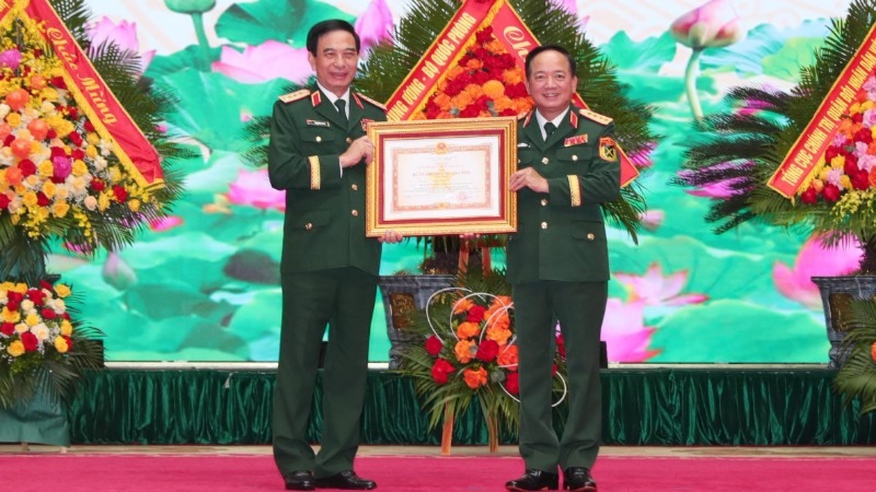 Trao Huân chương Quân công tặng các đồng chí lãnh đạo Bộ Quốc phòng