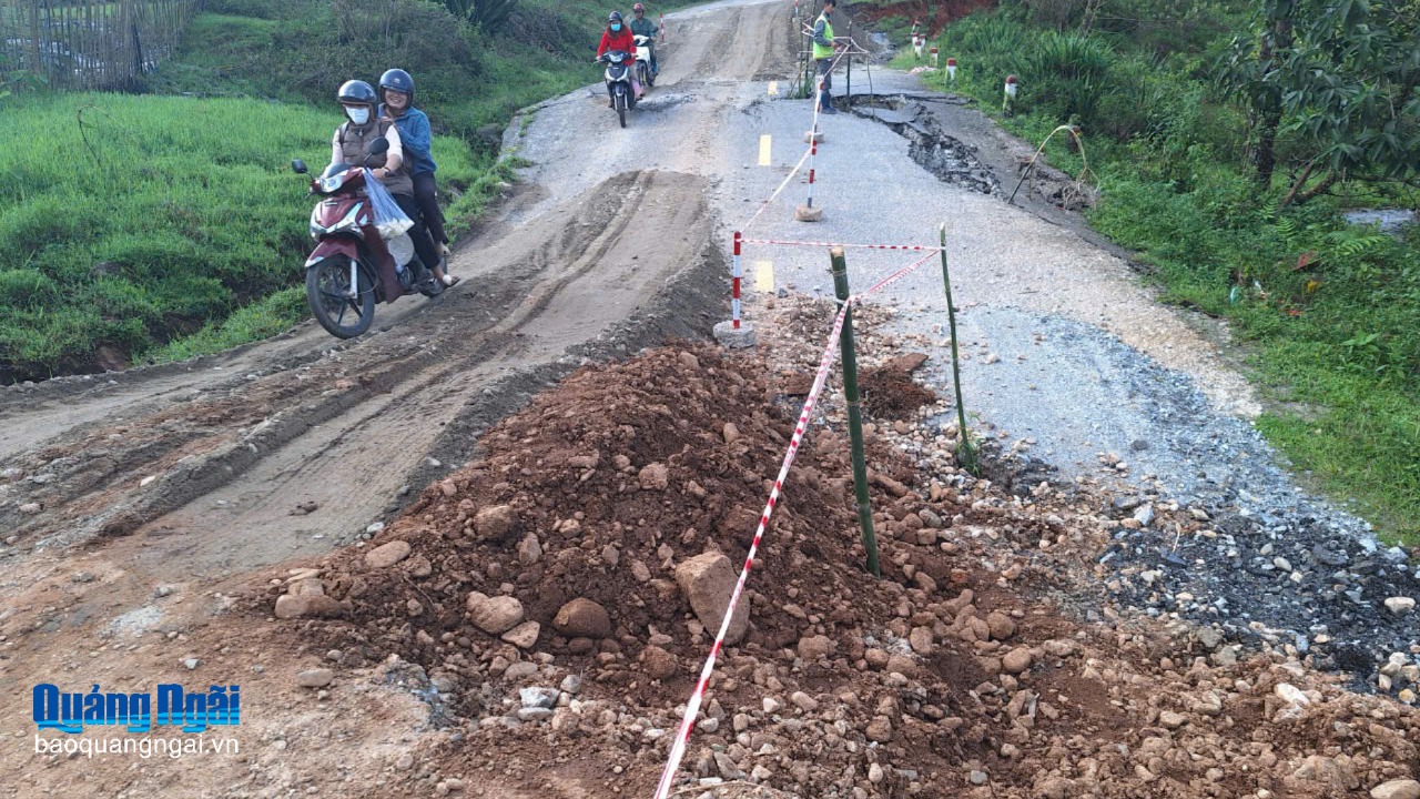 Khắc phục điểm sụt lún trên Quốc lộ 40B, đoạn qua xã Tu Mơ Rông