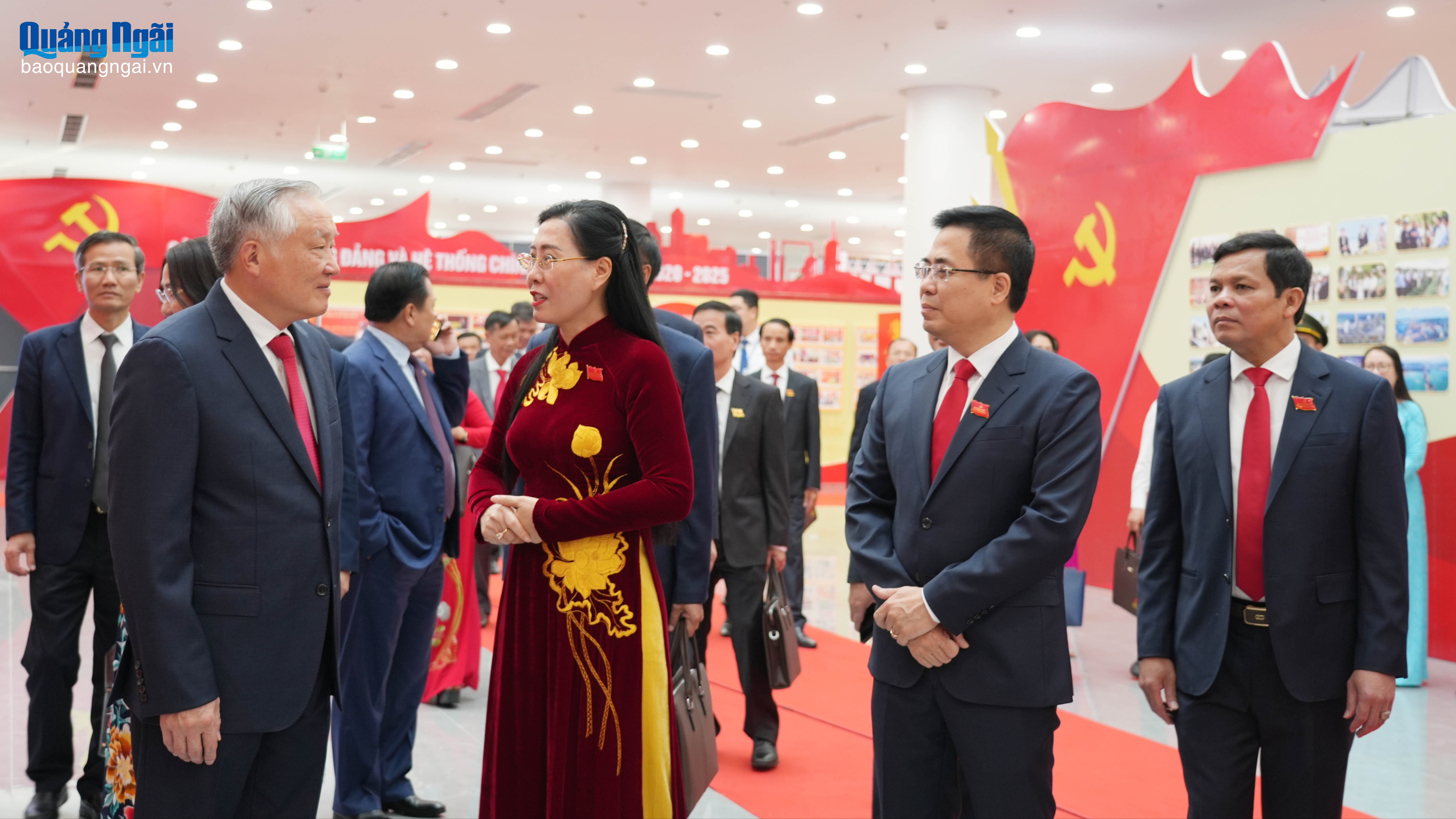 [Photos]. Lãnh đạo Đảng, Nhà nước và các đại biểu trước phiên khai mạc Đại hội đại biểu Đảng bộ tỉnh lần thứ I