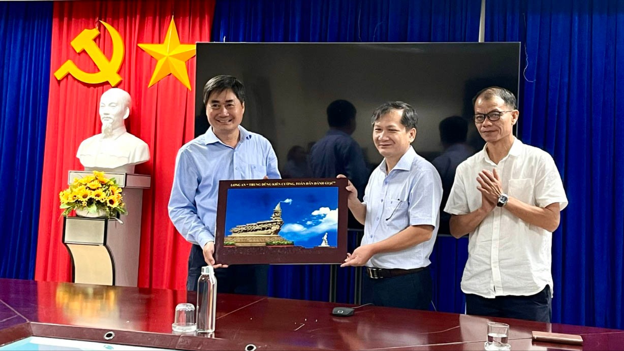 Báo và Phát thanh, Truyền hình Quảng Ngãi và Tây Ninh trao đổi nghiệp vụ