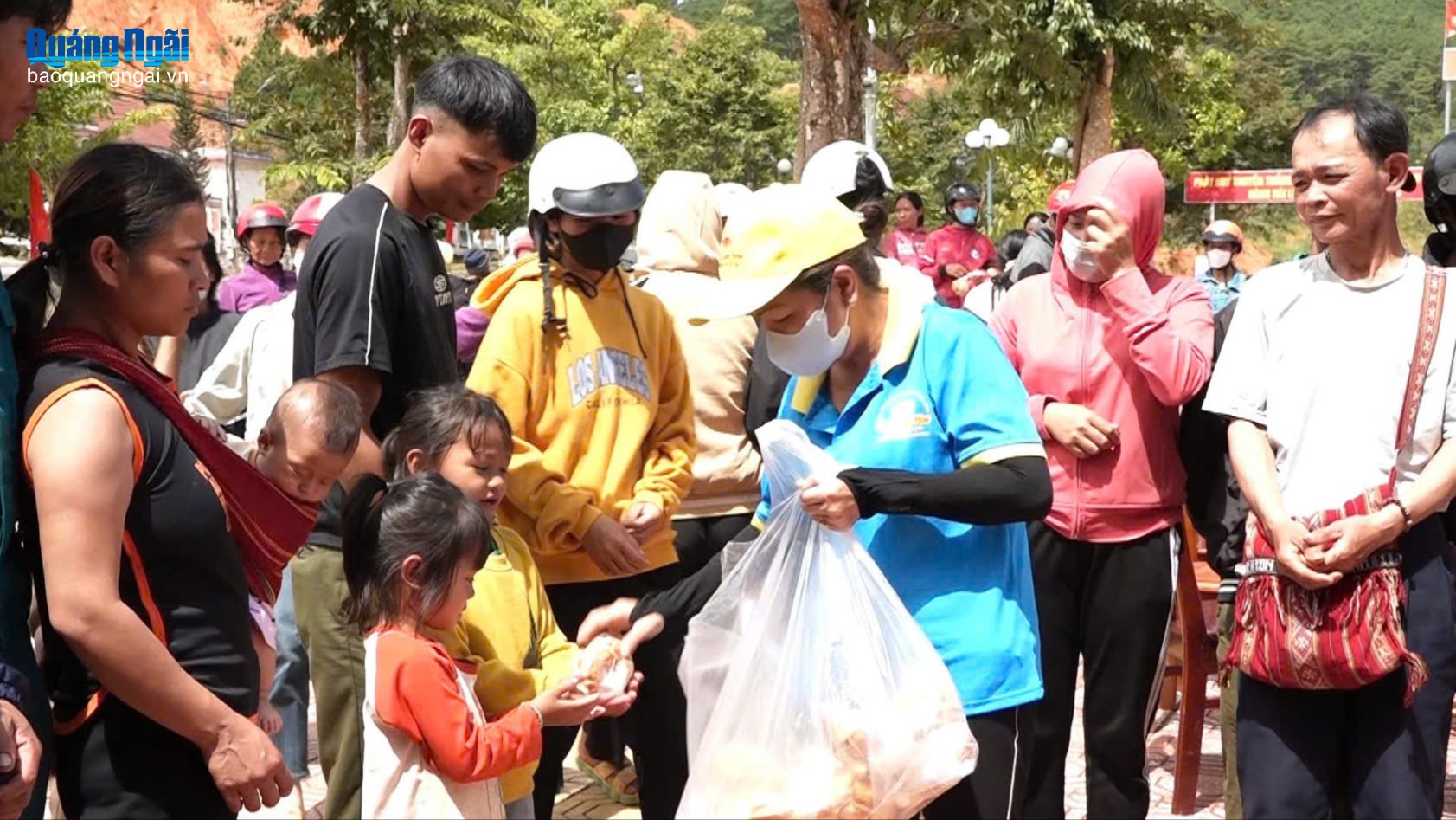 Trao tặng hàng nghìn phần quà cho học sinh và người dân các xã vùng cao