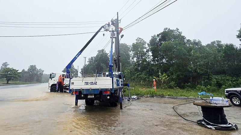 EVNCPC khôi phục cấp điện cho hơn 500 nghìn khách hàng miền Trung sau bão số 10