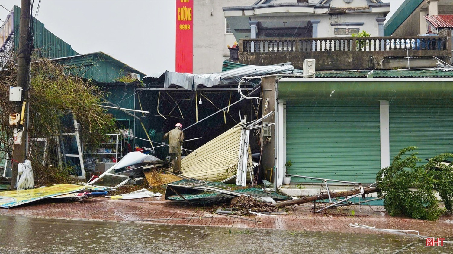 Thủ tướng chỉ đạo khẩn trương khắc phục hậu quả bão số 10 và mưa lũ