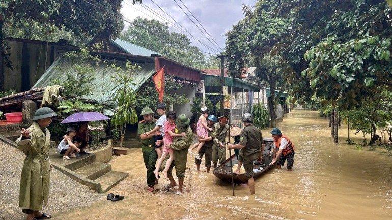 Huy động mọi lực lượng, phương tiện ứng phó với nguy cơ triều cường, ngập lụt, lũ quét, sạt lở đất sau bão số 10