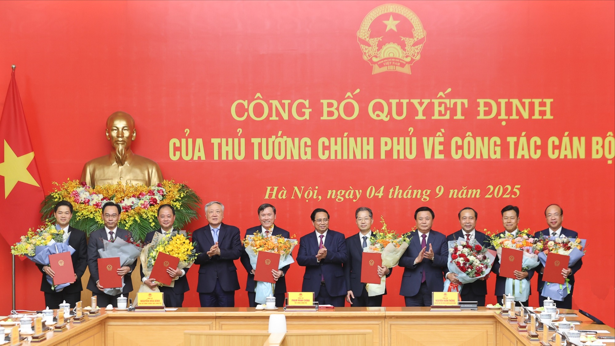 Thủ tướng trao quyết định bổ nhiệm lãnh đạo 8 bộ, cơ quan