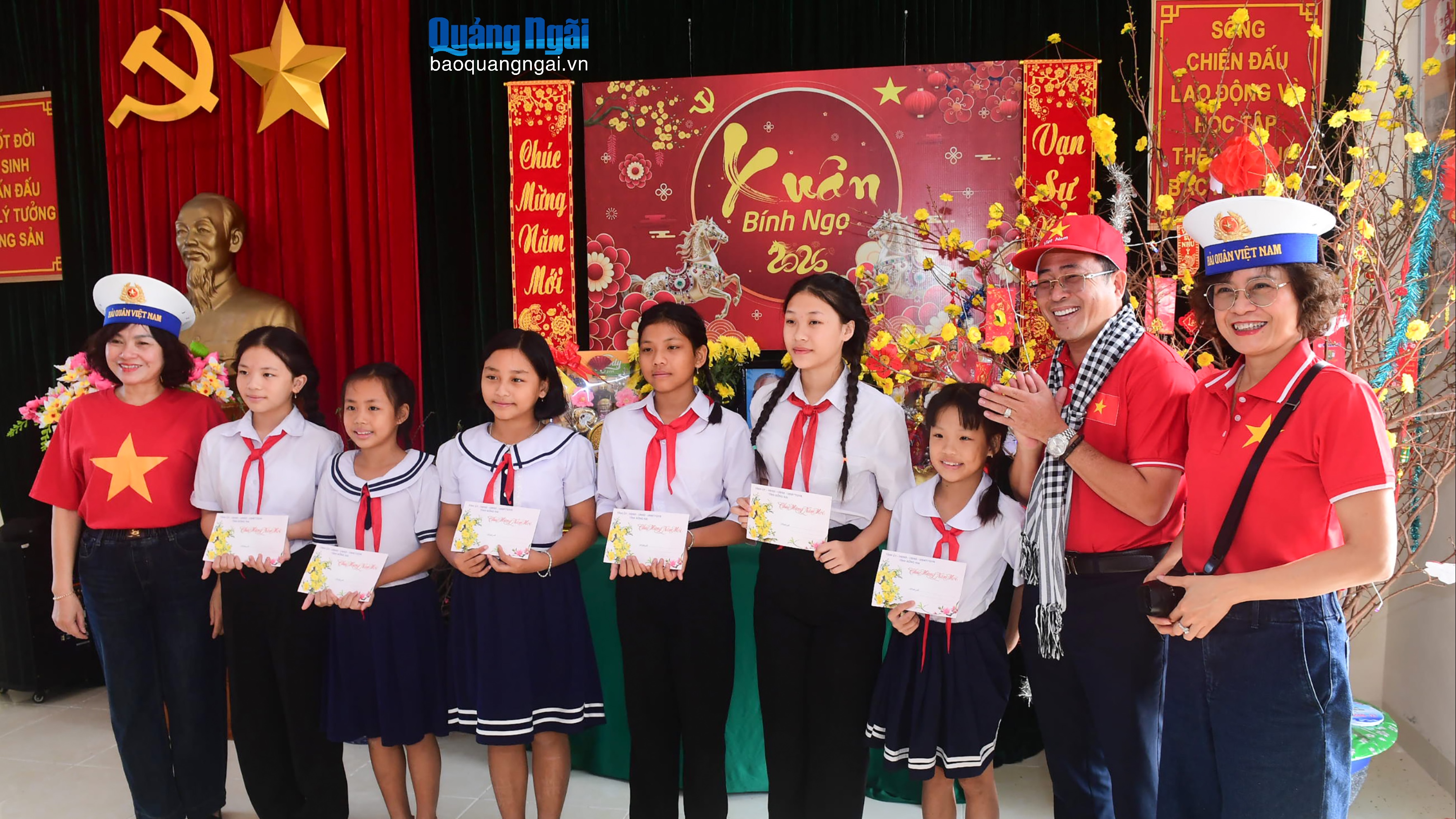 Thăm, chúc Tết cán bộ, chiến sĩ và nhân dân đặc khu Thổ Châu