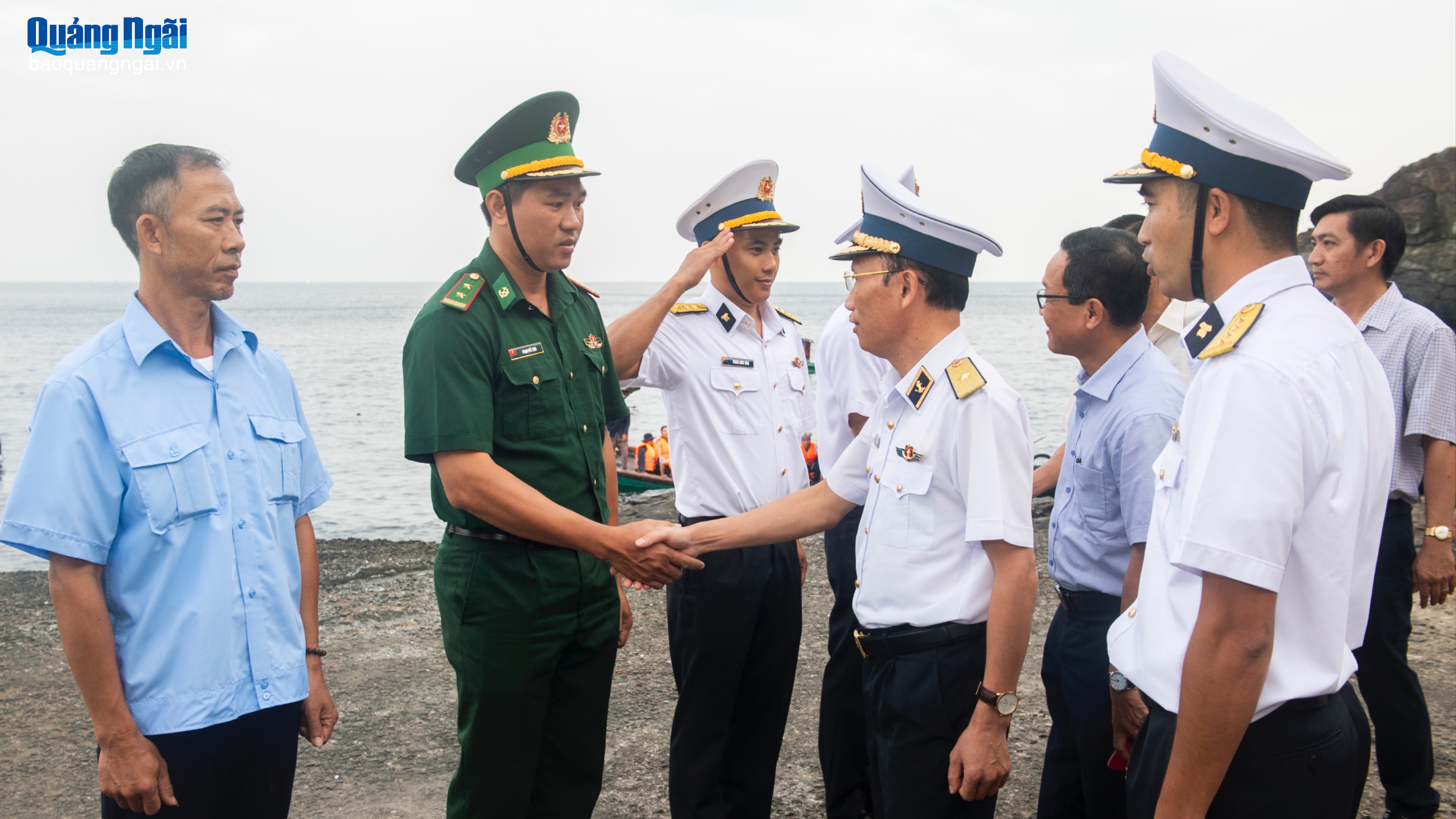 Thăm, chúc Tết cán bộ, chiến sĩ và nhân dân đảo Hòn Chuối