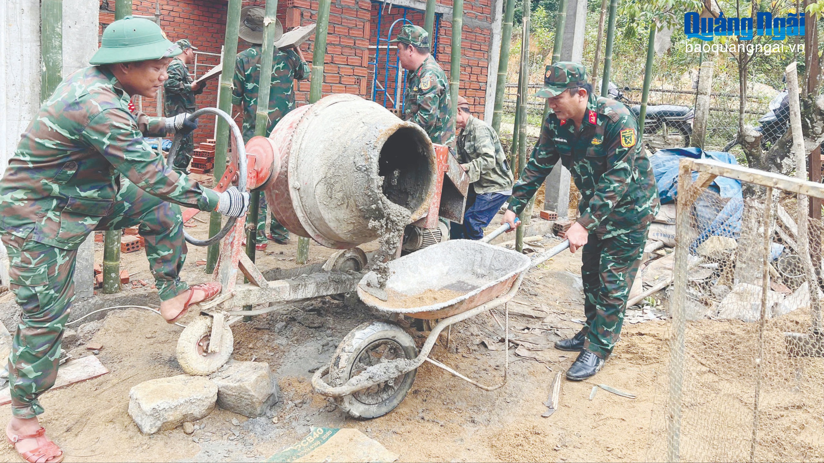 Xây dựng nhà mới cho dân đón Tết